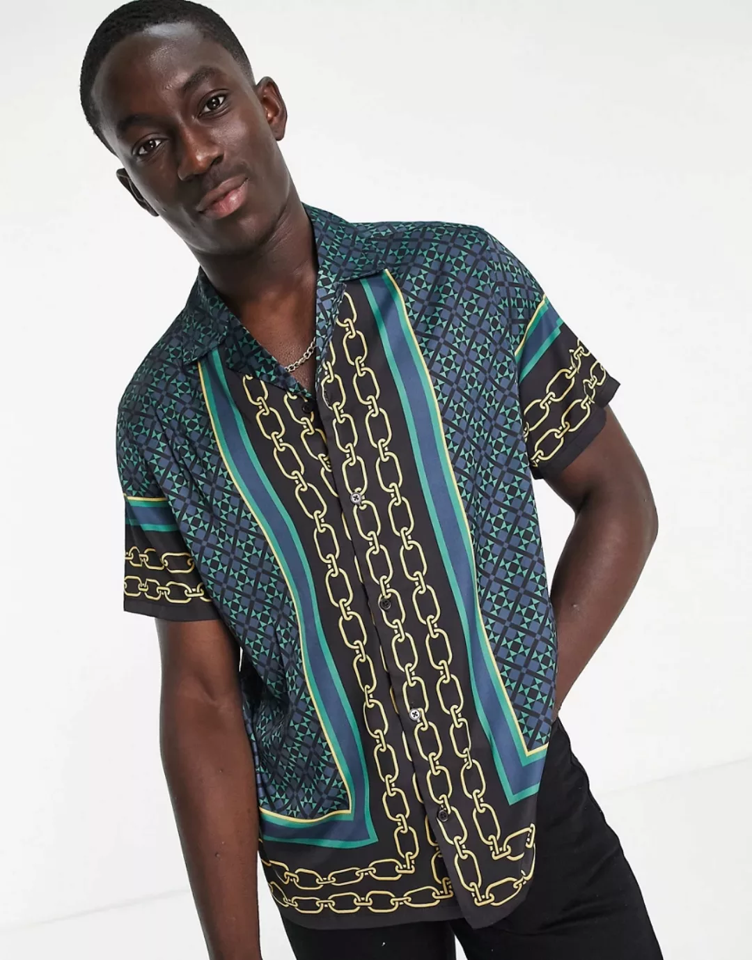 ASOS DESIGN – Lockeres Hemd aus Satin mit Reverskragen und Musterkante-Schw günstig online kaufen
