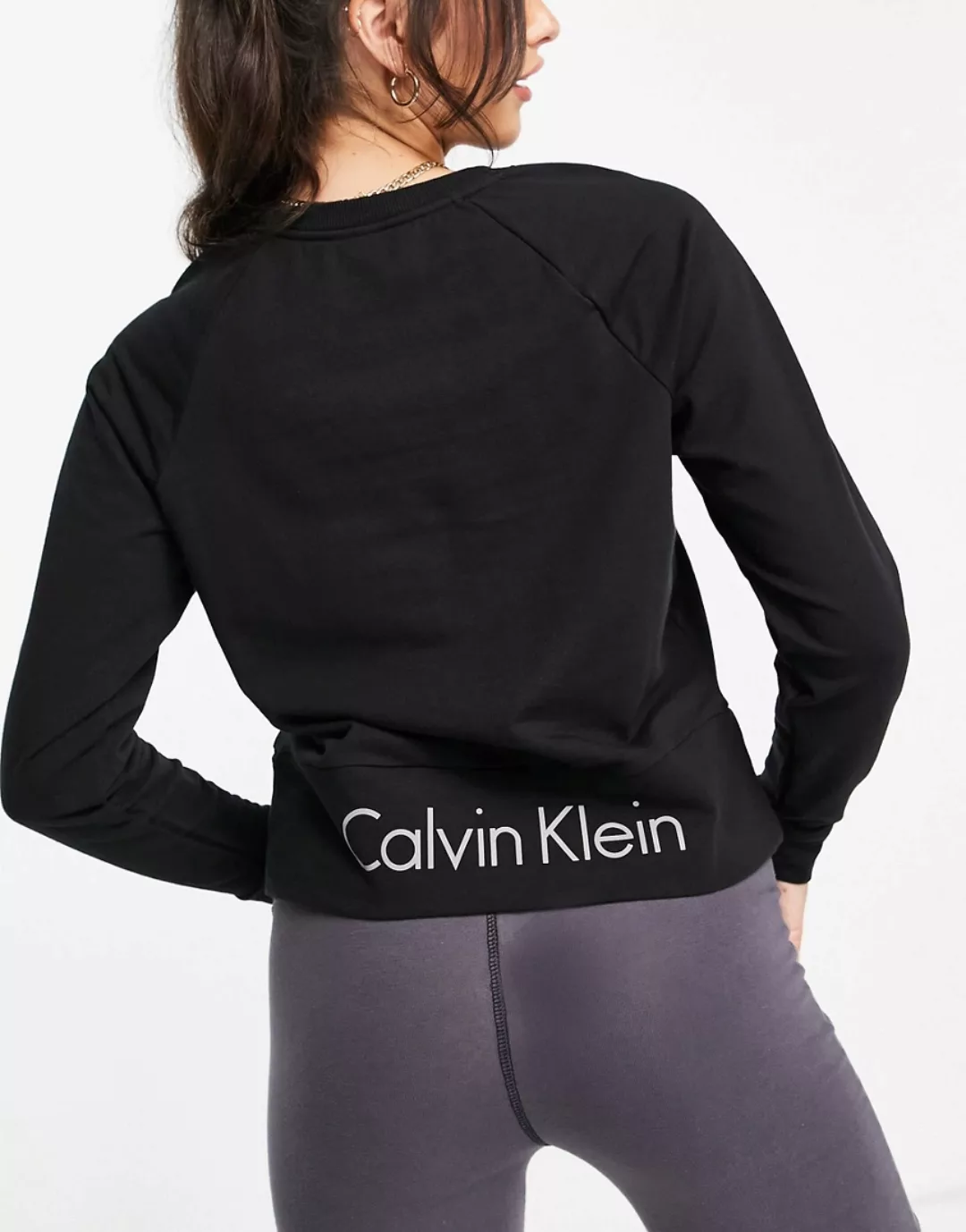 Calvin Klein – Eco Cotton – Sweatshirt in Schwarz mit Logodetail günstig online kaufen