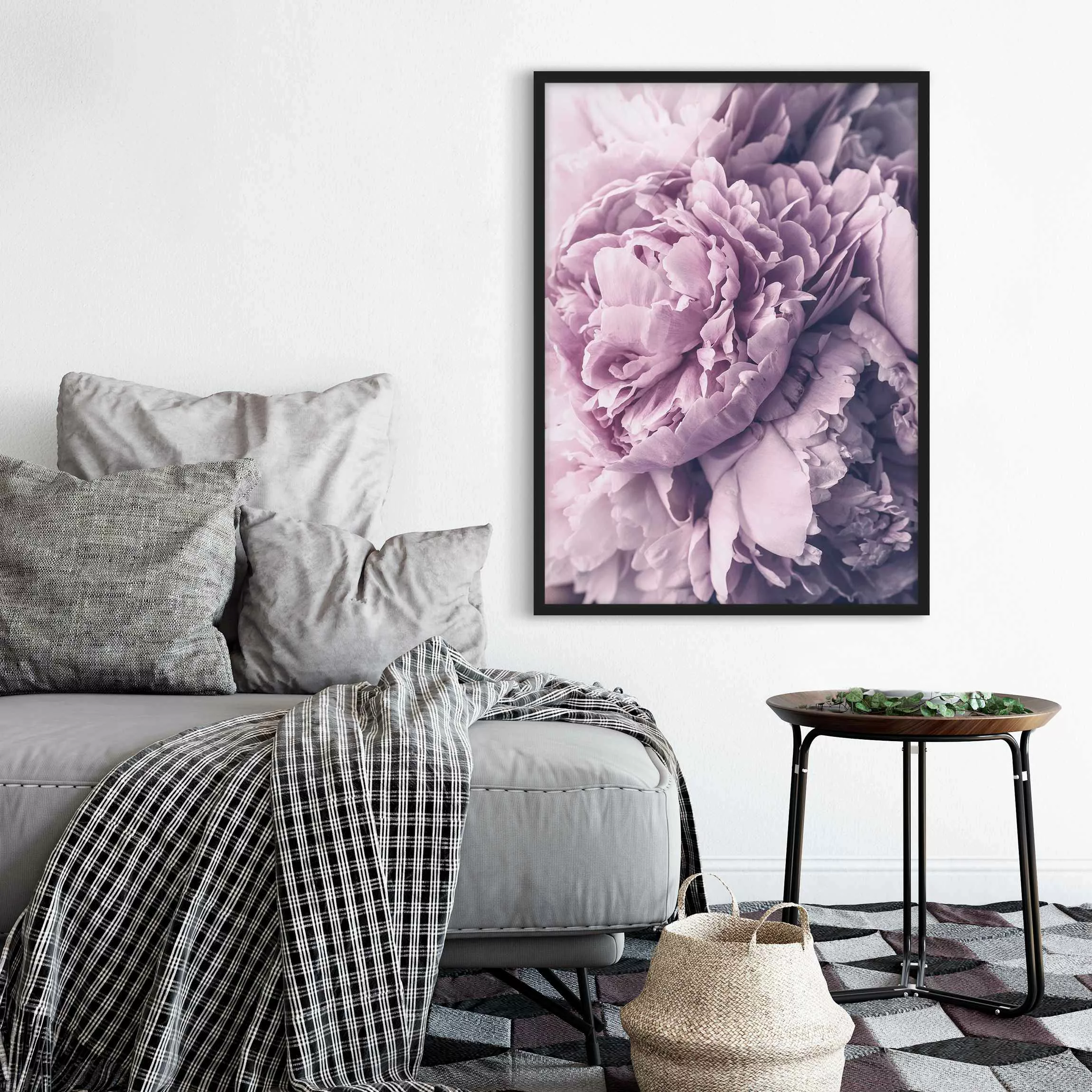 Bild mit Rahmen Blumen - Hochformat Lila Pfingstrosenblüten günstig online kaufen