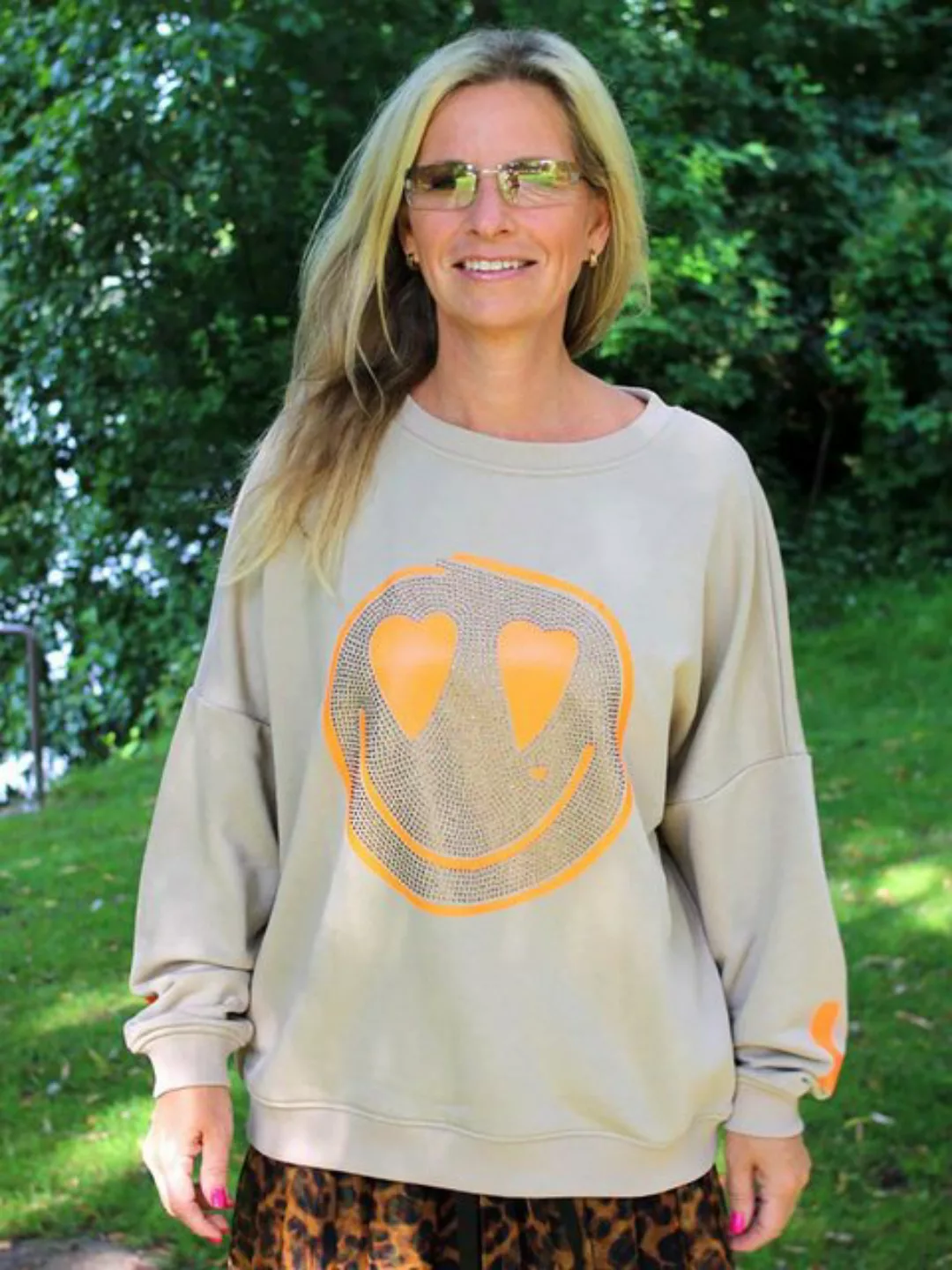 Miss Goodlife Rundhalspullover Roundneck Heartface Famous Strass Sand günstig online kaufen