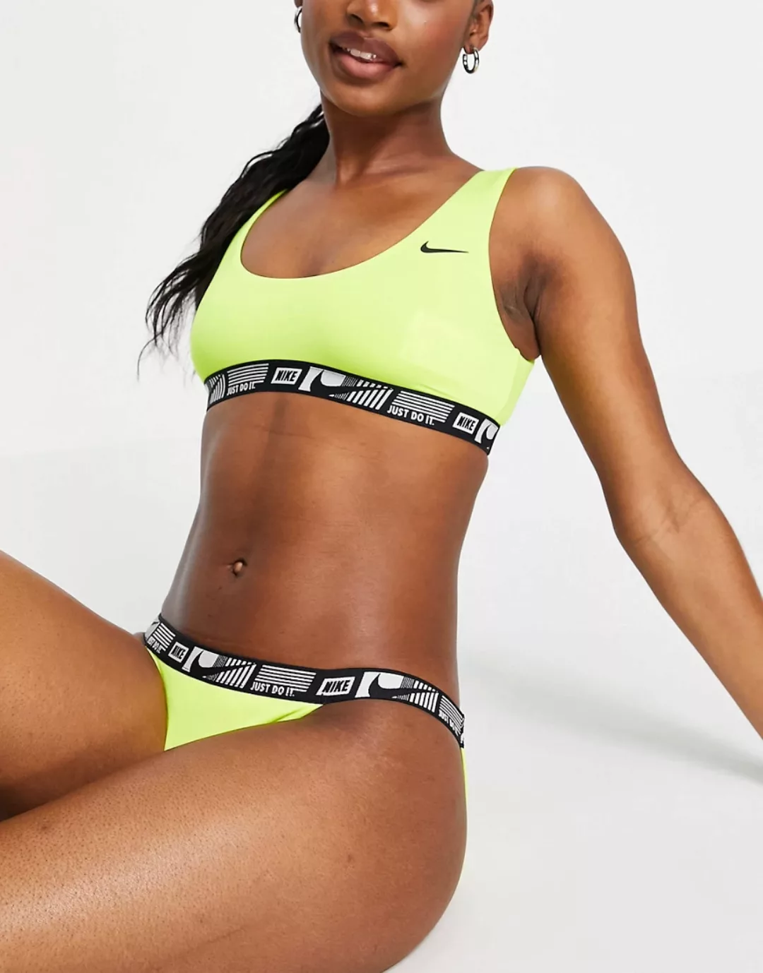 Nike Swimming – Bikinioberteil mit Logo und Zierband in Gelb günstig online kaufen