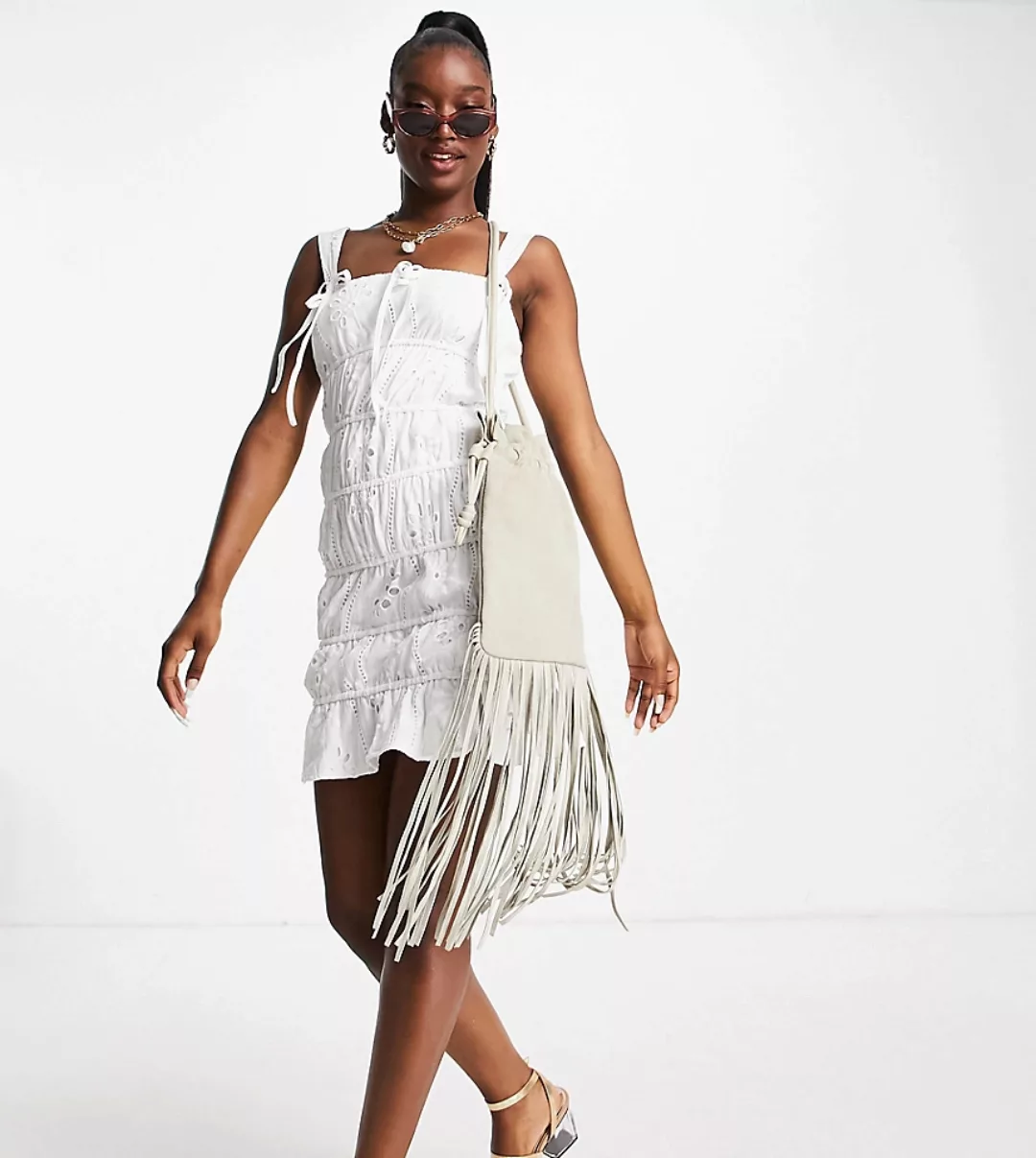 Missguided – Gerafftes Minikleid in Weiß mit Lochstickerei und Bindedetail günstig online kaufen
