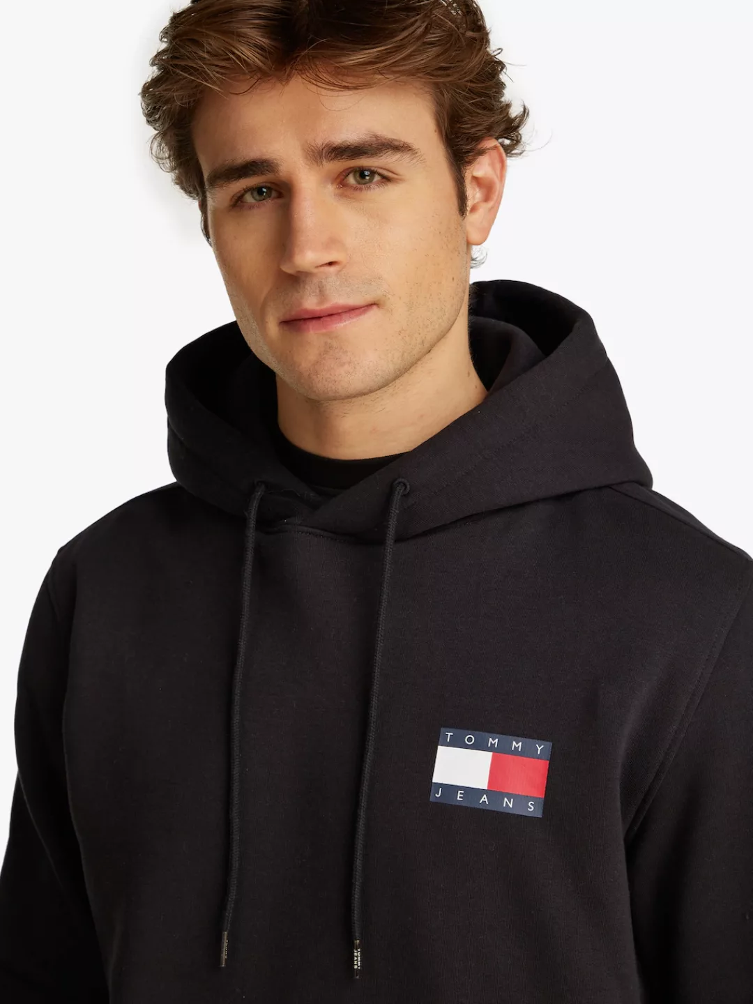 Tommy Jeans Sweatshirt "TJM REG ESSENTIAL FLAG HOOD EXT", mit bedruckten Ma günstig online kaufen