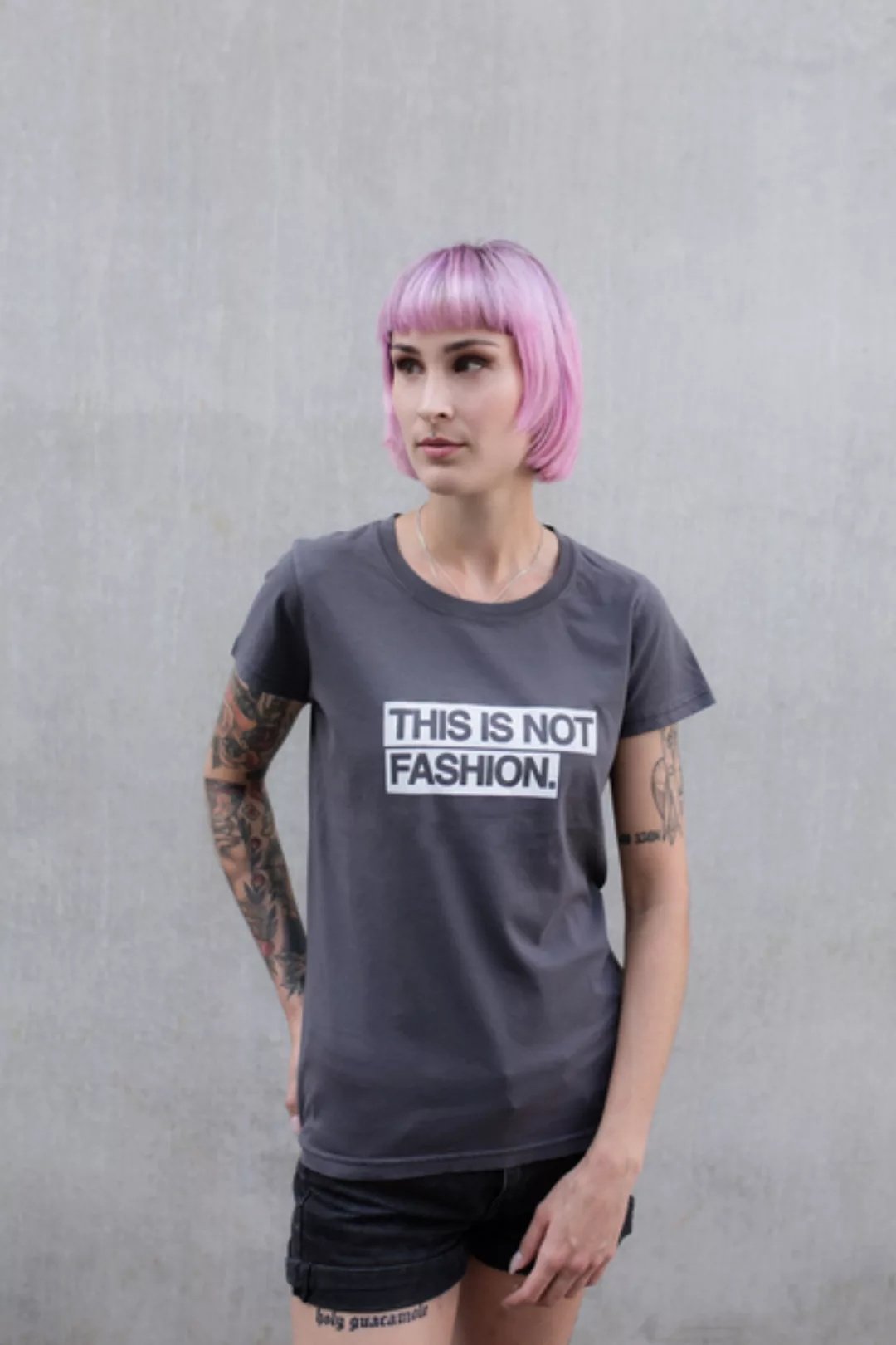 Frauen T-shirt This Is Not Fashion Aus Biobaumwolle Made In Portugal Dunkel günstig online kaufen