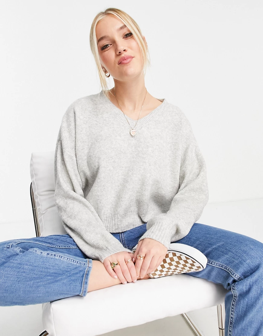 Topshop – Kurz geschnittener Strickpullover in Grau mit V-Ausschnitt günstig online kaufen