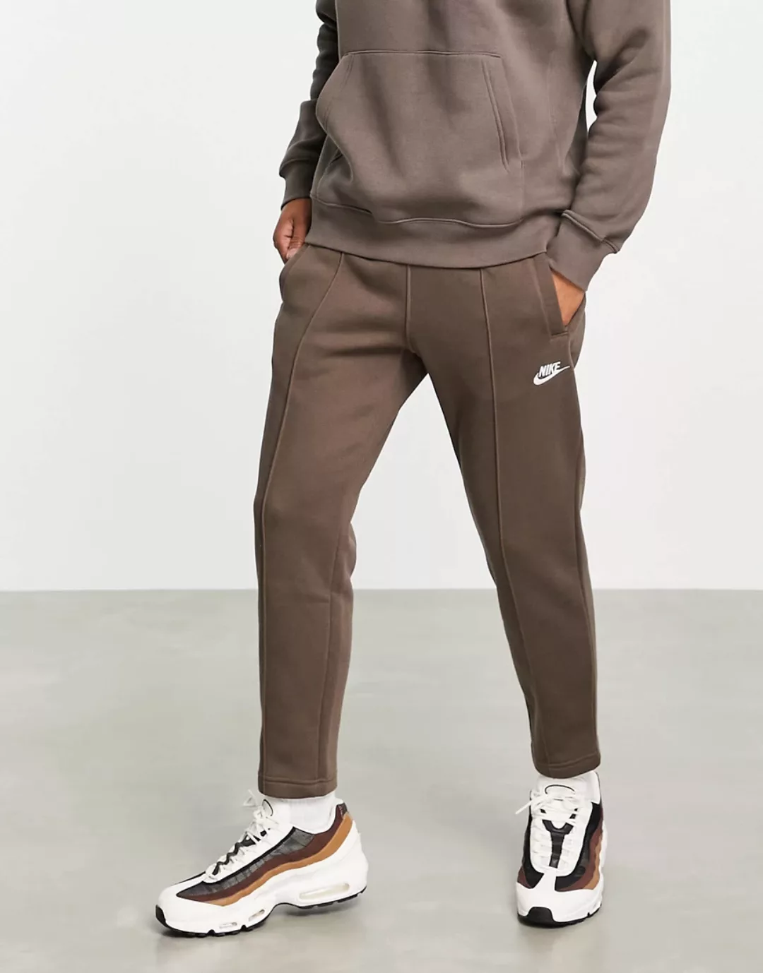 Nike – Club – Schmal zulaufende Jogginghose in Eisensteinbraun günstig online kaufen