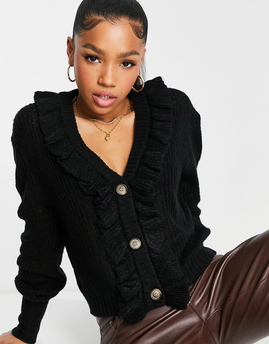 Brave Soul – Austin – Strickjacke in Schwarz mit Rüschendetail und Knopflei günstig online kaufen