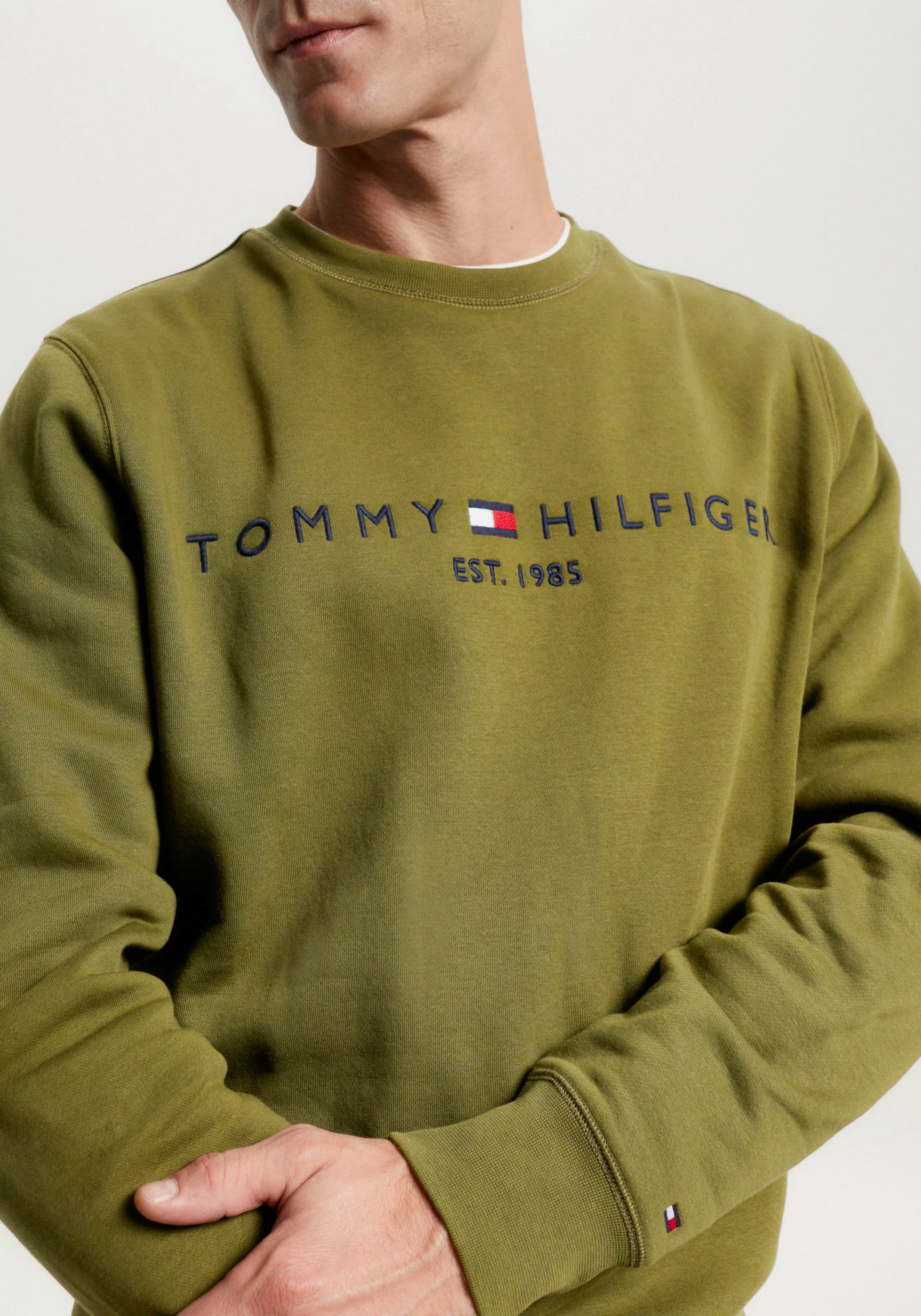 Tommy Hilfiger Sweatshirt TOMMY LOGO SWEATSHIRT mit klassischem Rundhalsaus günstig online kaufen