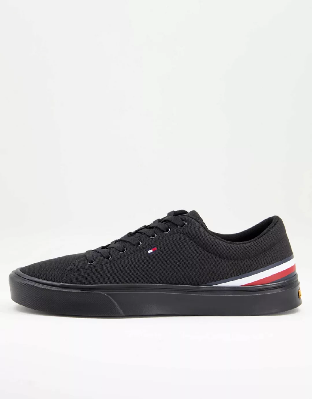 Tommy Hilfiger – Leichte Sneaker mit kleinem Flaggenlogo in Schwarz günstig online kaufen