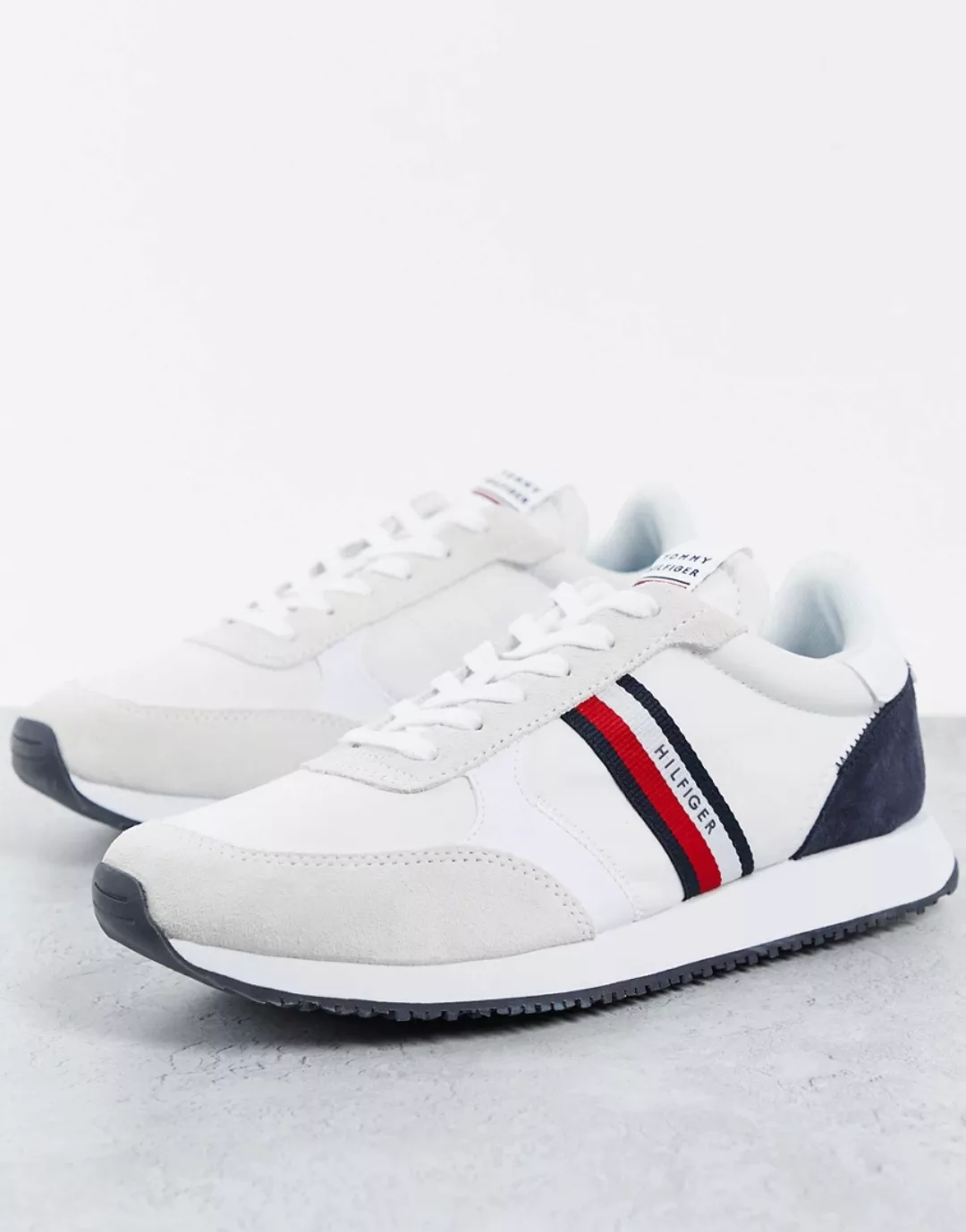Tommy Hilfiger – Runner Mix – Sneaker in Weiß mit seitlichem Flaggendesign günstig online kaufen