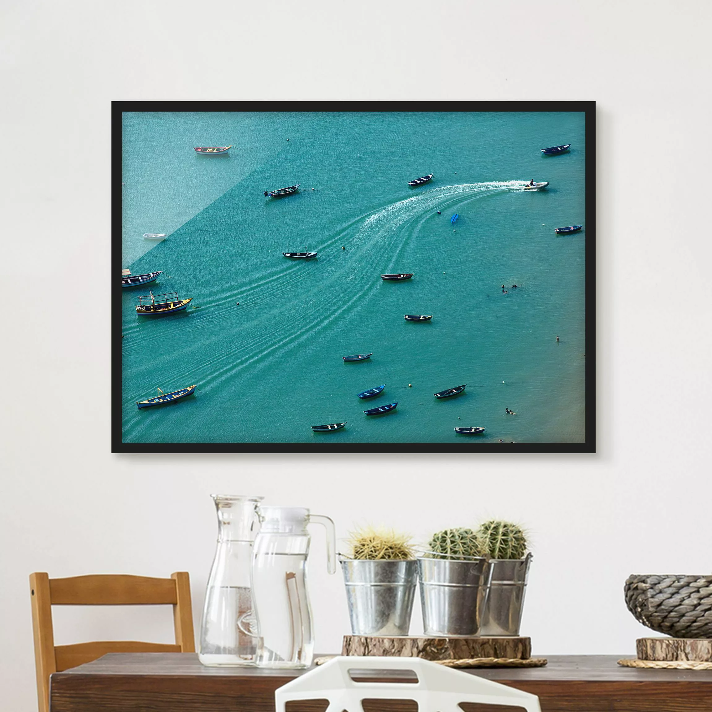 Bild mit Rahmen Strand - Querformat Ankernde Fischerboote günstig online kaufen