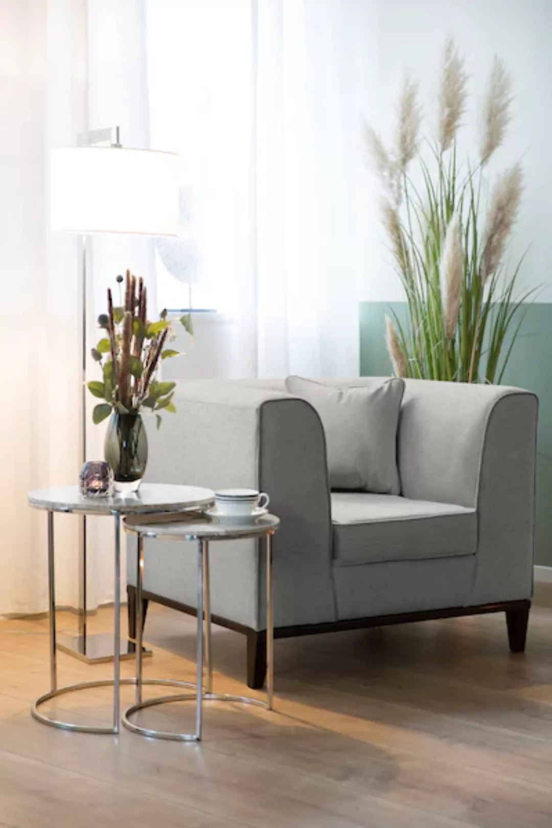 Fink Sessel "MAXIM", mit schmalem Holzsockel, inklusive Wurfkissen günstig online kaufen