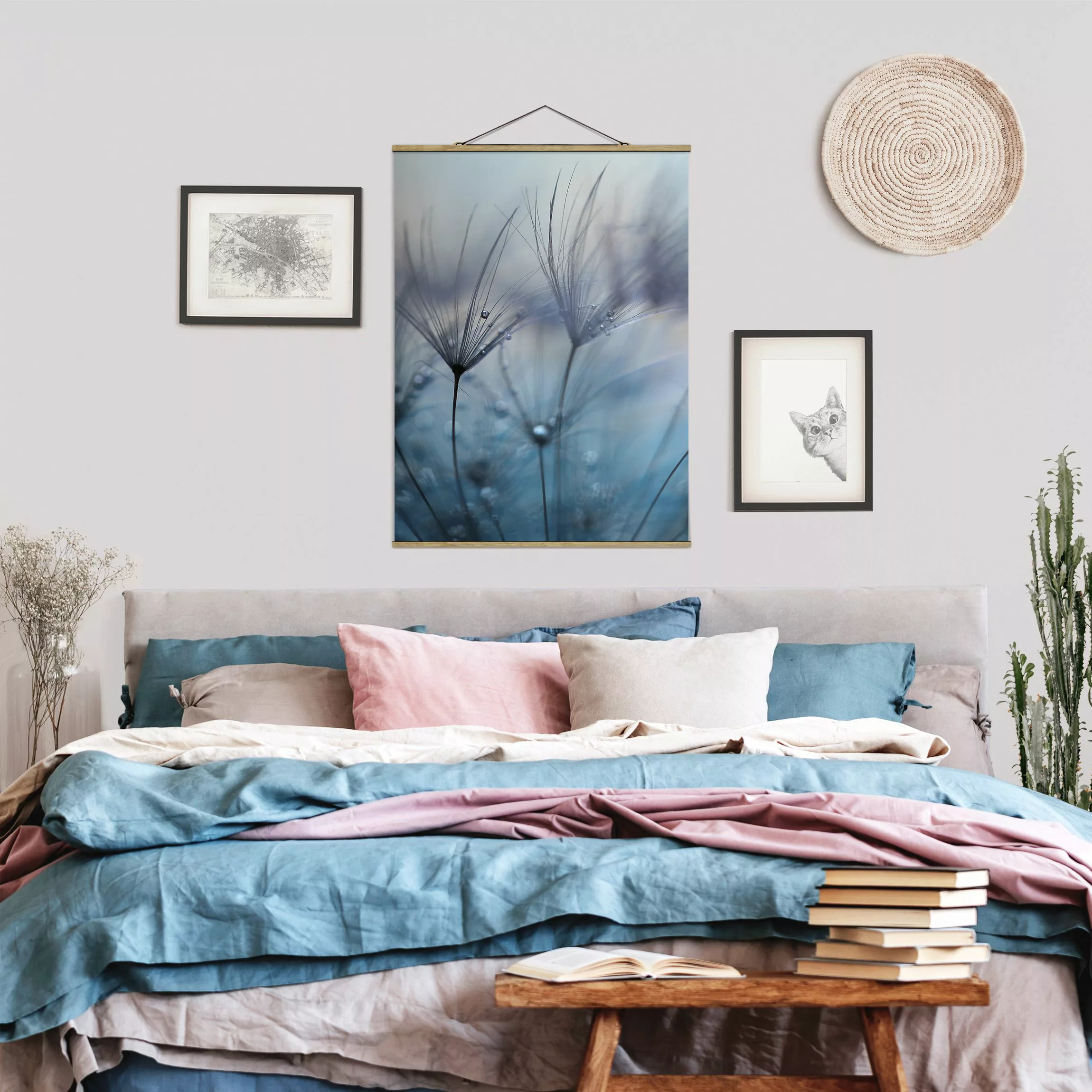Stoffbild Blumen mit Posterleisten - Hochformat Blaue Federn im Regen günstig online kaufen