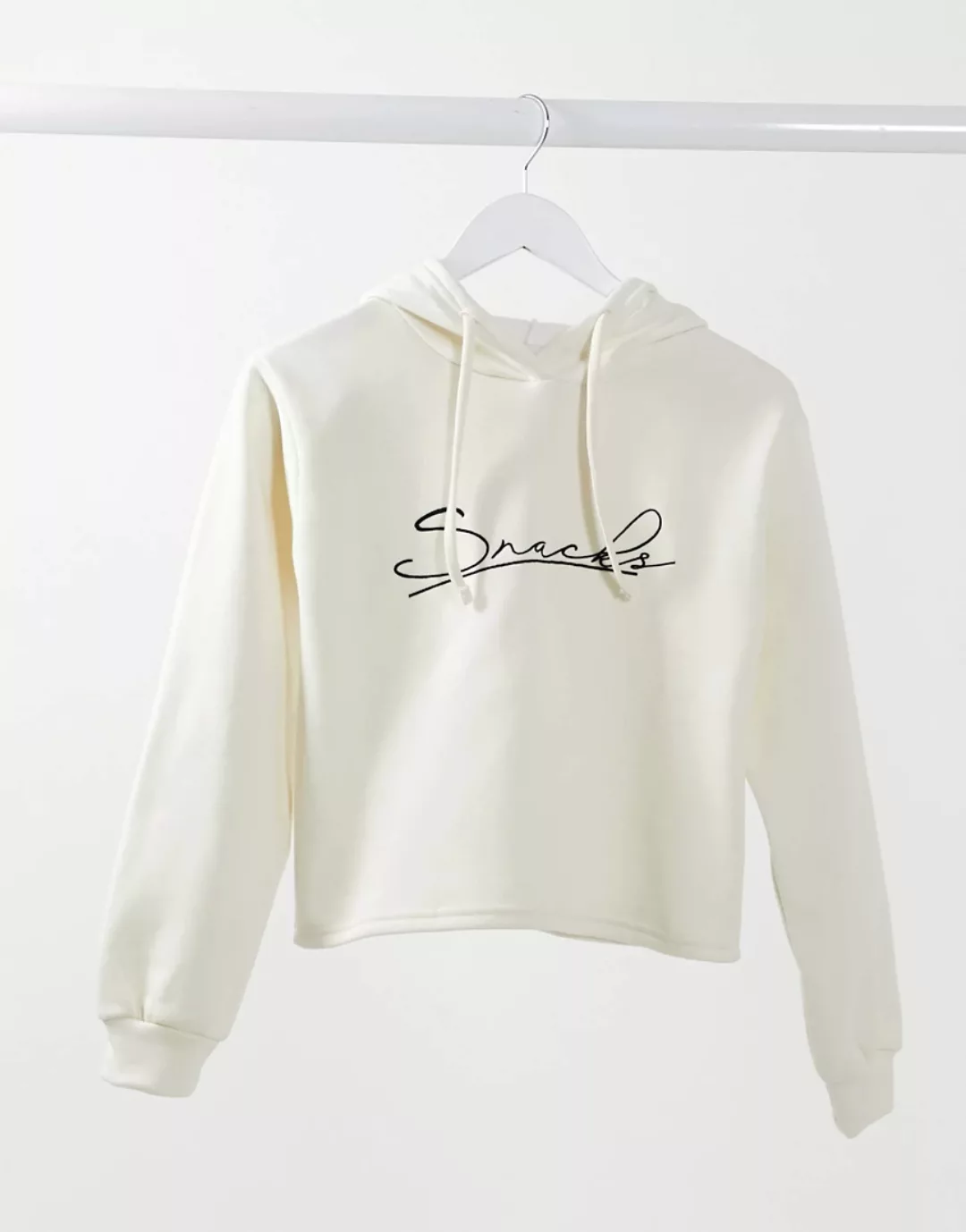 Skinnydip – Kurzer Kapuzenpullover mit „Snacks“-Schriftzug in Beige-Neutral günstig online kaufen