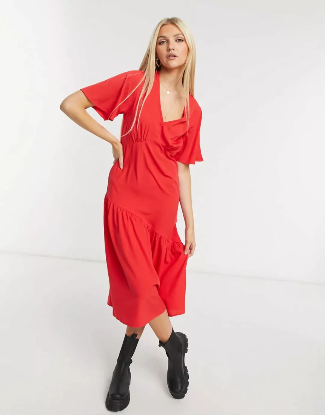 New Look – Midikleid mit gestuftem Saum in leuchtendesm Rot günstig online kaufen