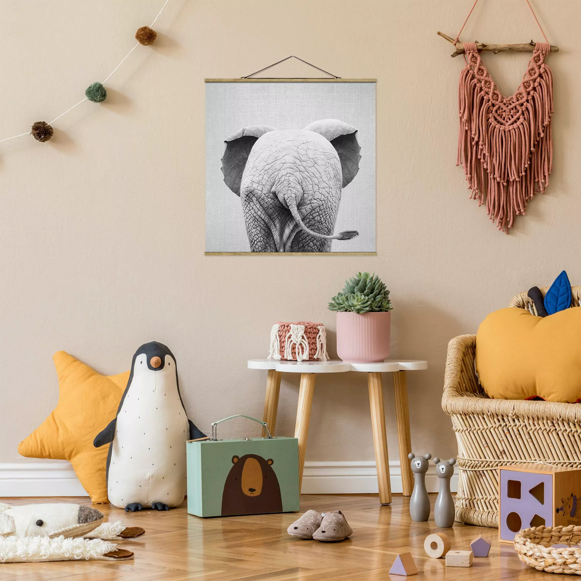 Stoffbild mit Posterleisten Baby Elefant von hinten Schwarz Weiß günstig online kaufen