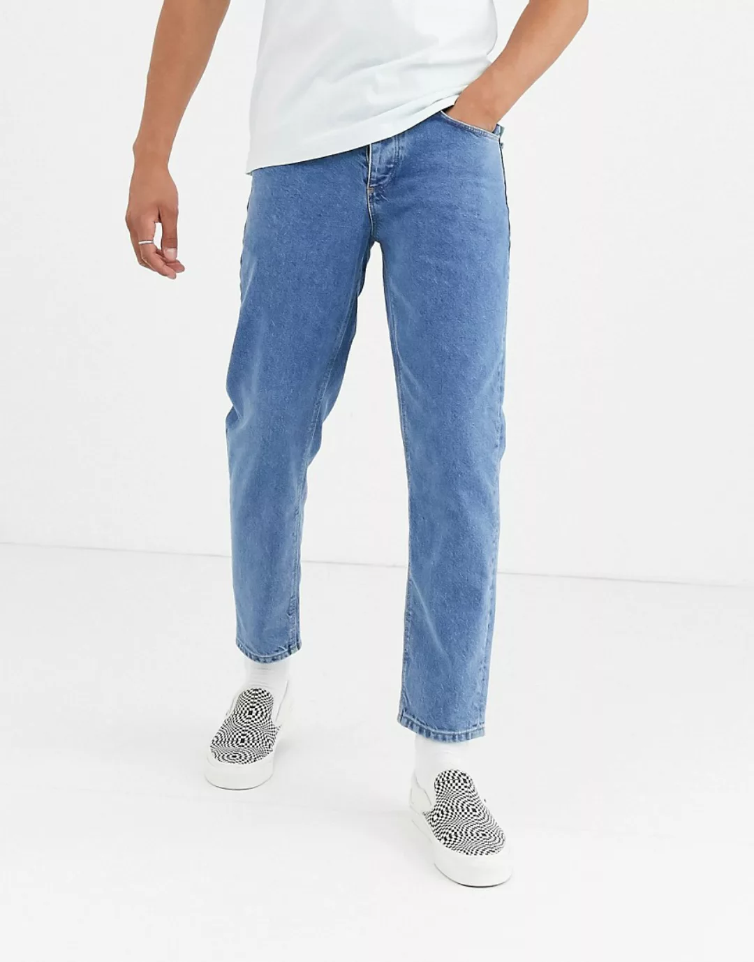 ASOS DESIGN – Klassische, feste Jeans in hellblauer Stone-Waschung günstig online kaufen