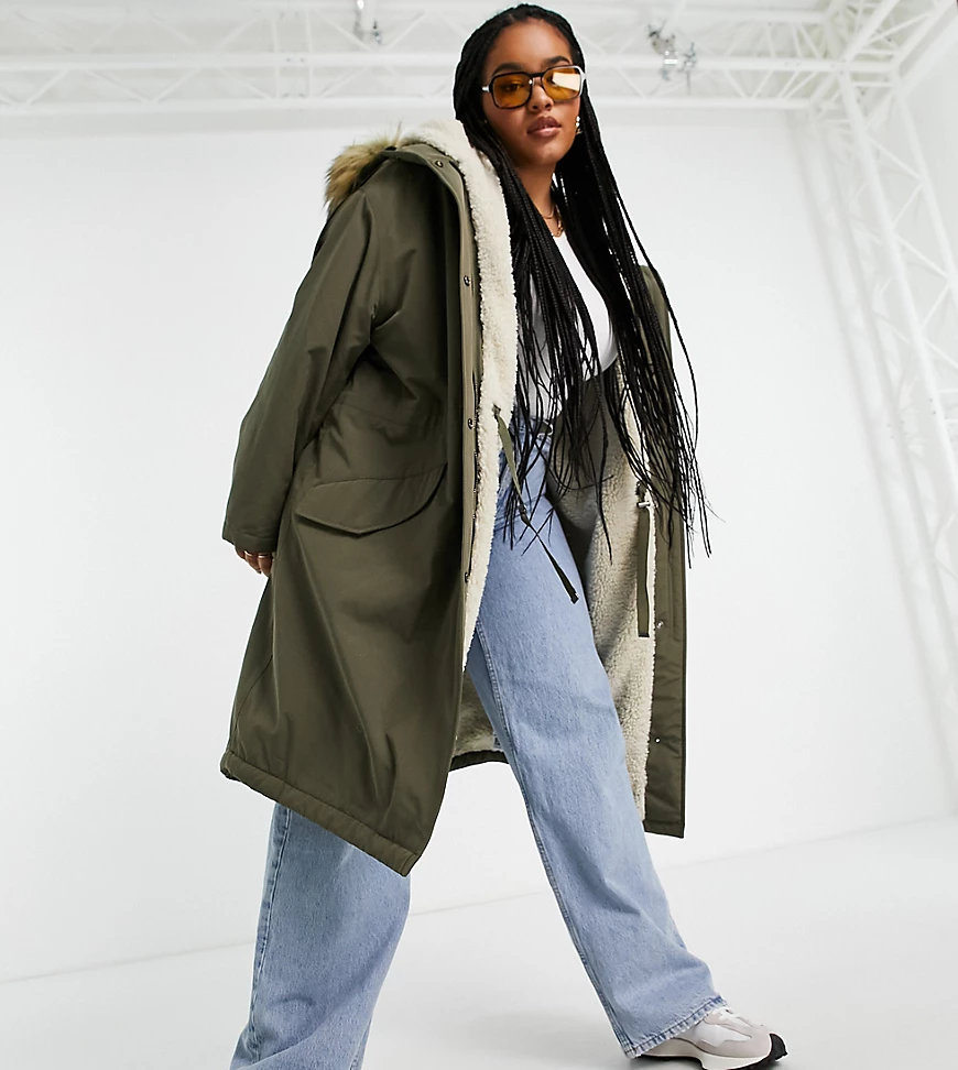 ASOS DESIGN Curve – Oversize-Parka in dunklem Khaki mit Teddyfutter-Grün günstig online kaufen