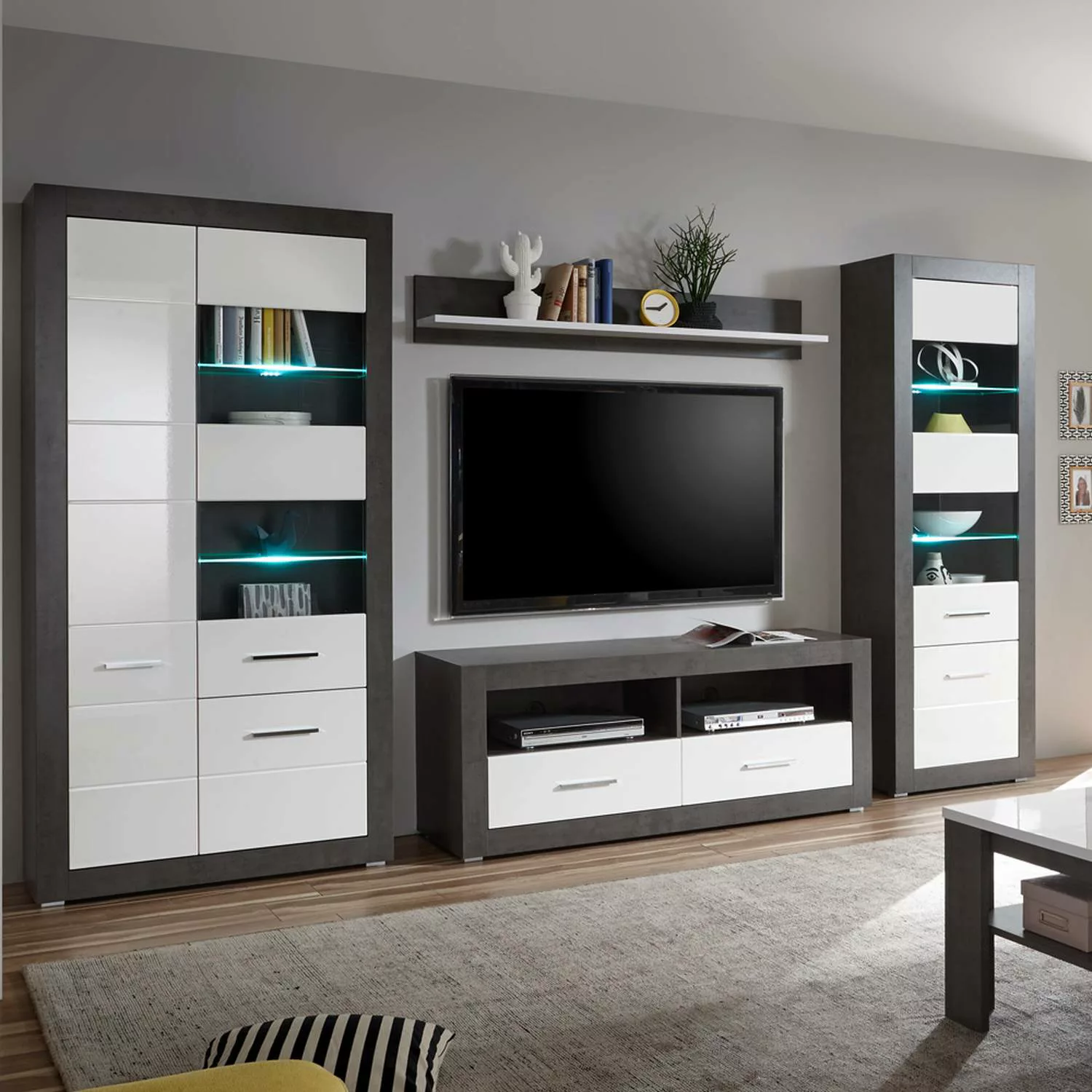 Moderne Wohnwand mit Standvitrinen ETON-61 in Betonoptik dunkel & Hochglanz günstig online kaufen