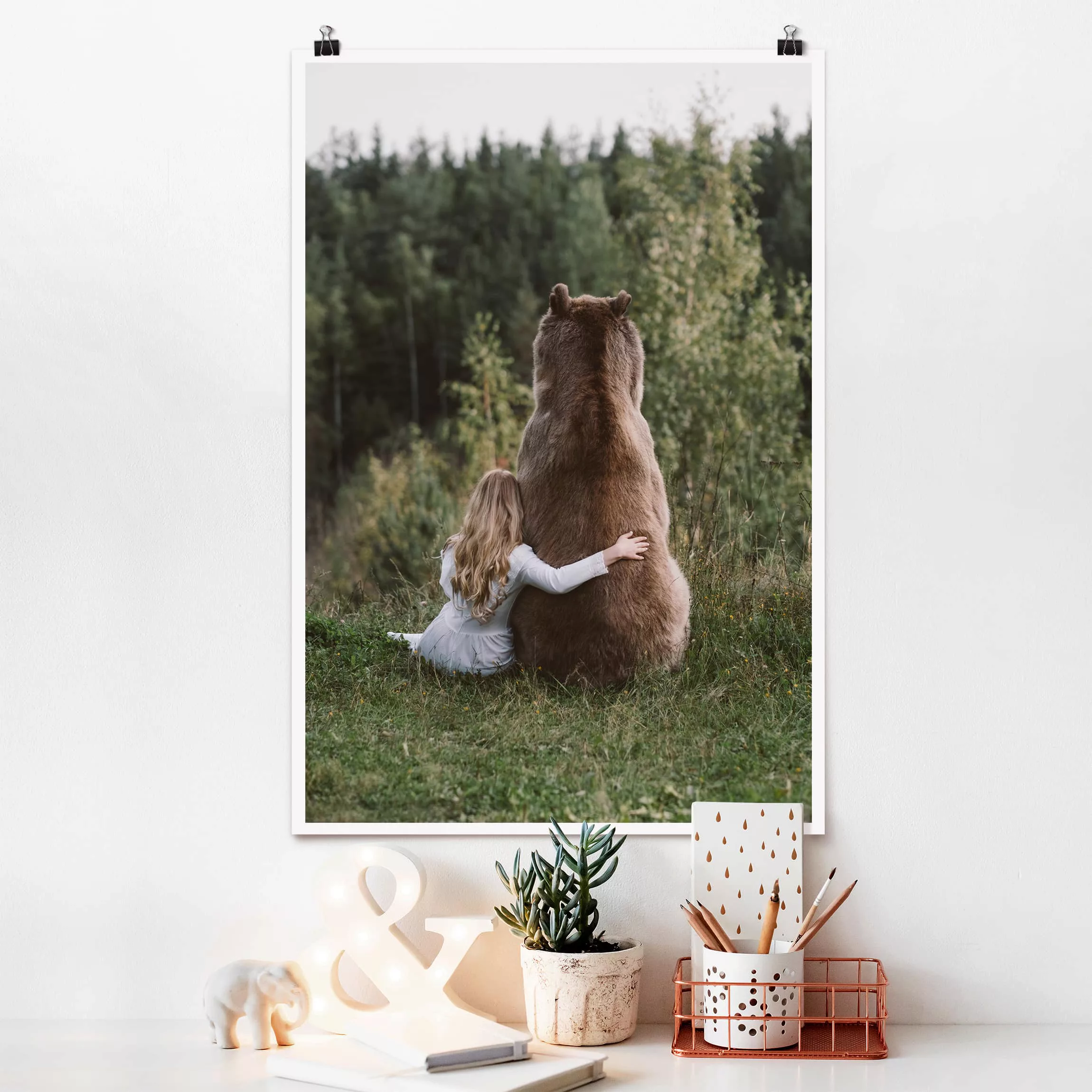 Poster Tiere - Hochformat Mädchen mit Braunbär günstig online kaufen