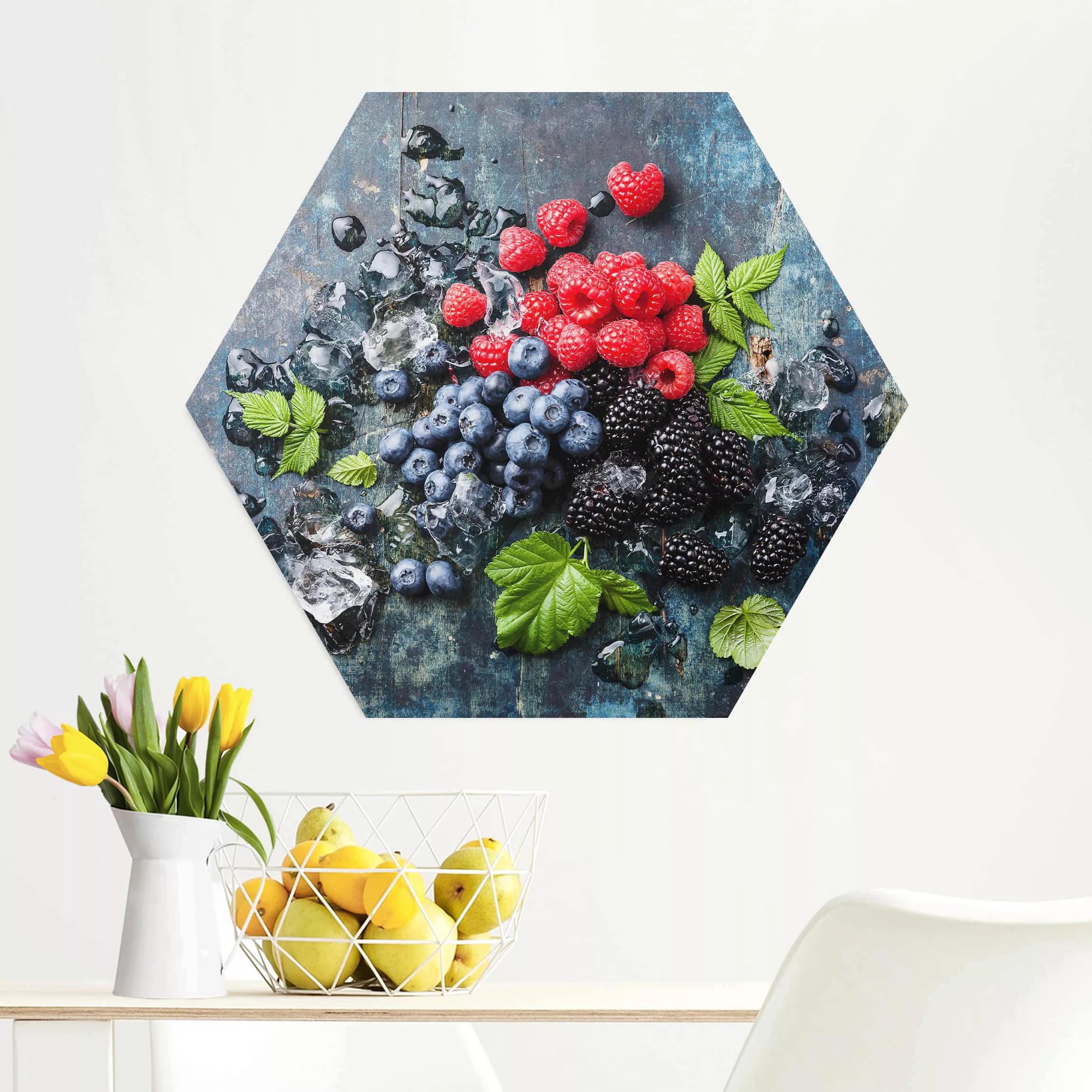 Hexagon-Alu-Dibond Bild Küche Beerenmischung mit Eiswürfeln Holz günstig online kaufen