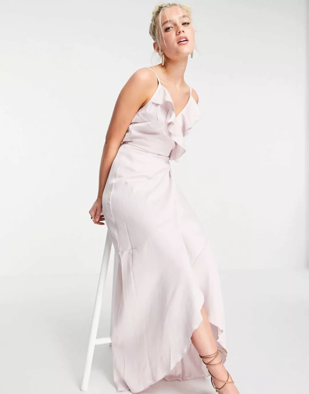 Little Mistress – Satin-Midaxikleid mit Wickeldesign und Volants in Hellros günstig online kaufen