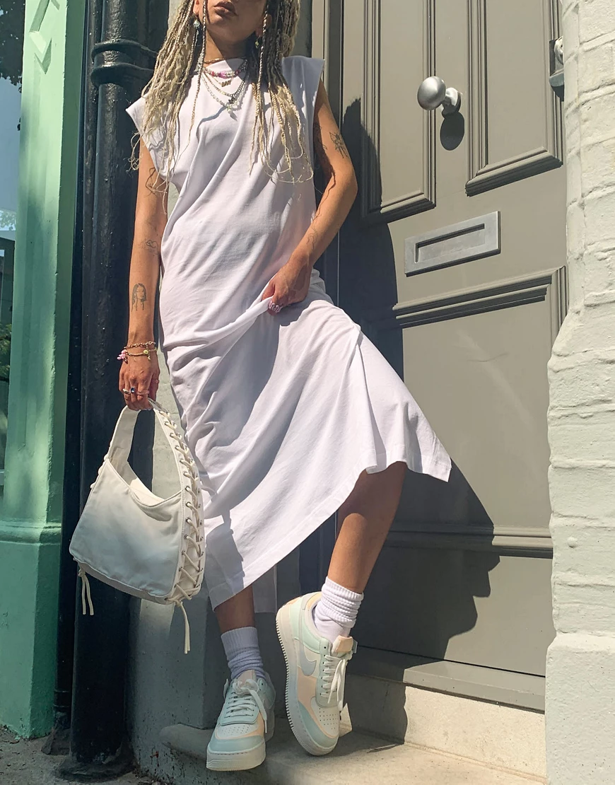 Weekday – Lia – Midi-T-Shirt-Kleid aus Bio-Baumwolle in Weiß mit Schlitz hi günstig online kaufen