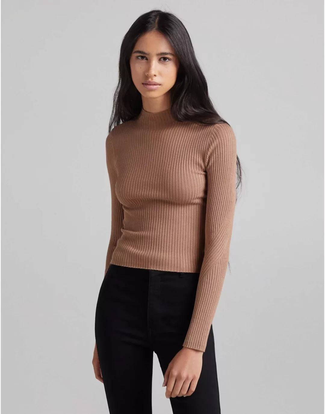 Bershka – Gerippter, hochgeschlossener Pullover in Braun günstig online kaufen