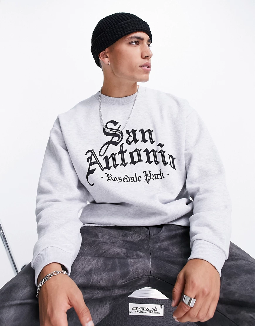 ASOS DESIGN – Oversize-Sweatshirt in Kalkweiß mit Gothic-Cityprint günstig online kaufen
