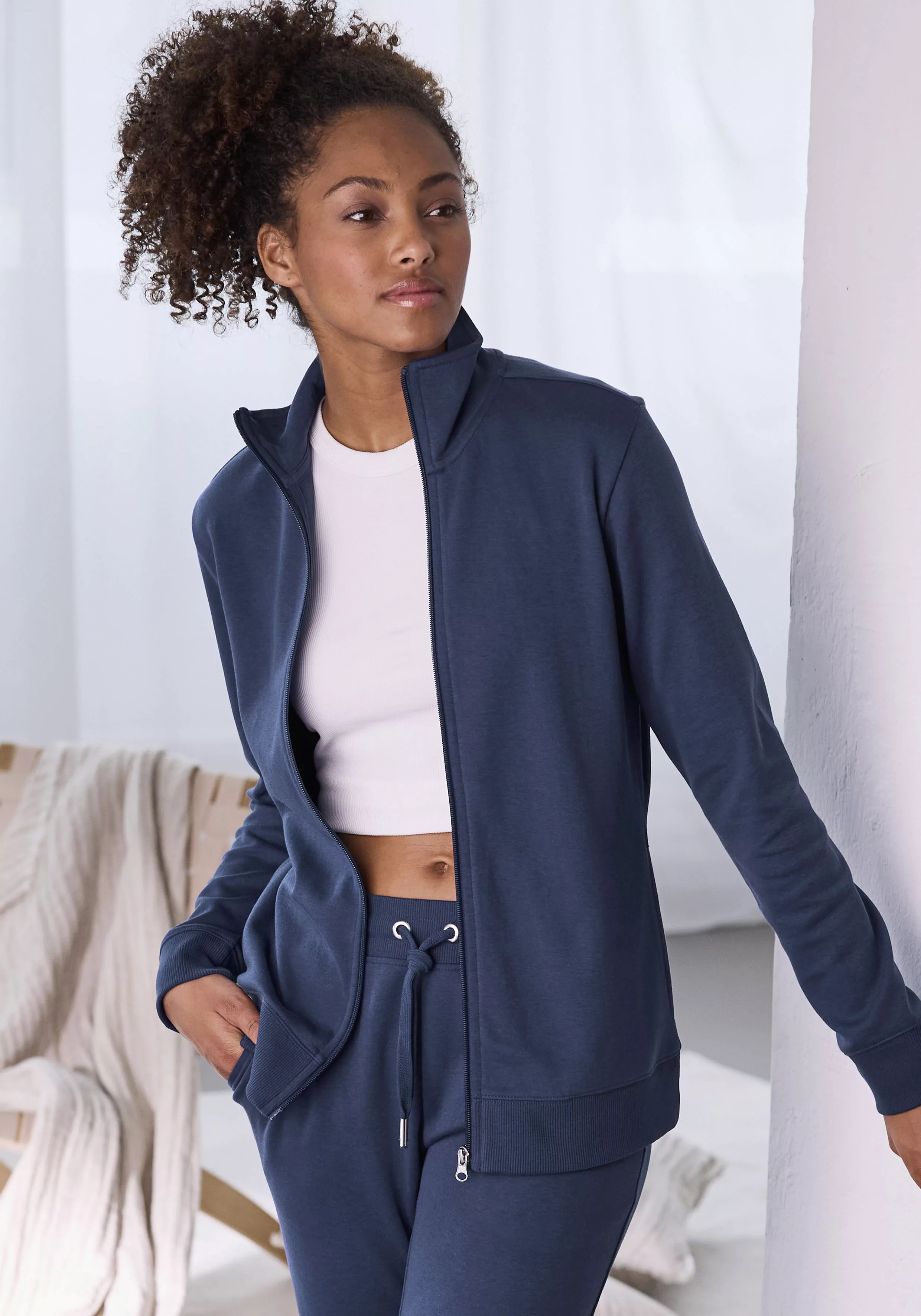 Bench. Loungewear Sweatjacke (1-tlg) mit bestickten Stehkragen, Loungeanzug günstig online kaufen