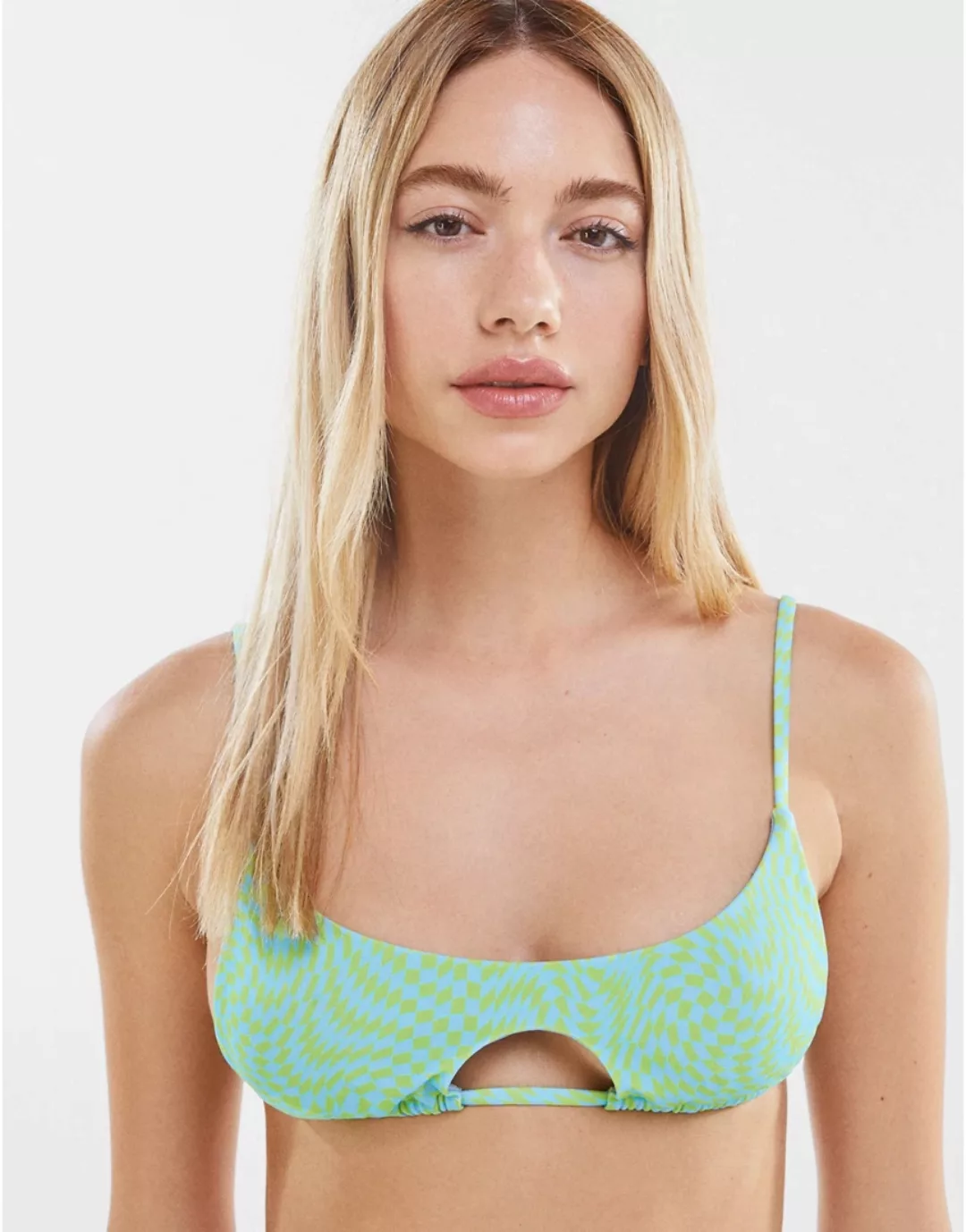 Bershka – Bikinioberteil in Grün mit geometrischem Muster und Zierausschnit günstig online kaufen