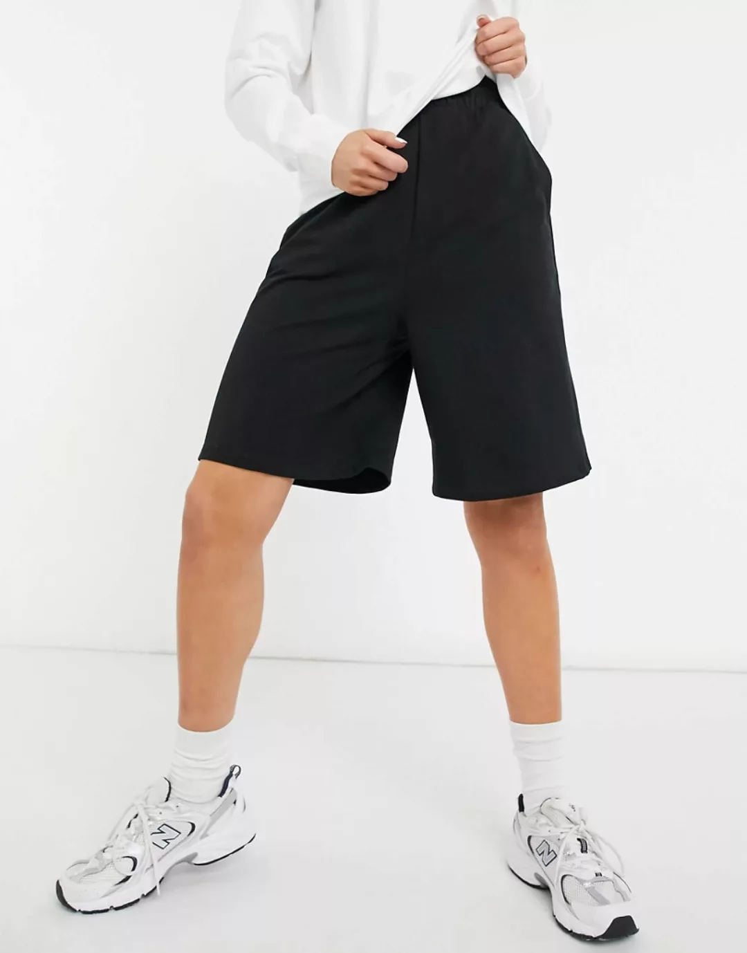 ASOS DESIGN – Länger geschnittene Sweat-Shorts in Schwarz günstig online kaufen