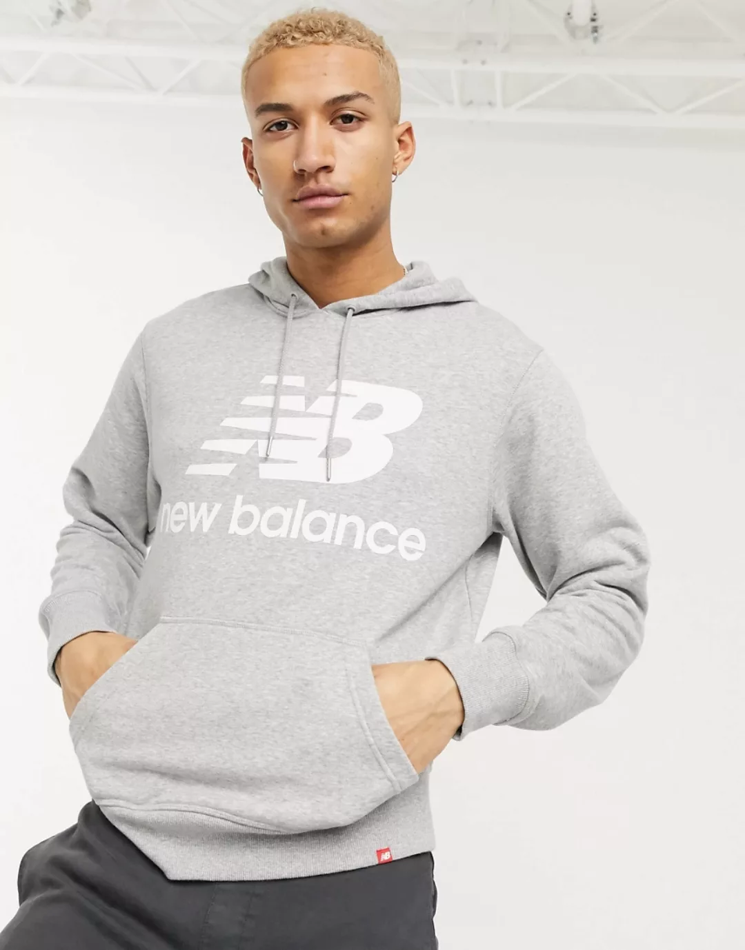 New Balance – Kapuzenpullover in Grau mit großem Logo günstig online kaufen