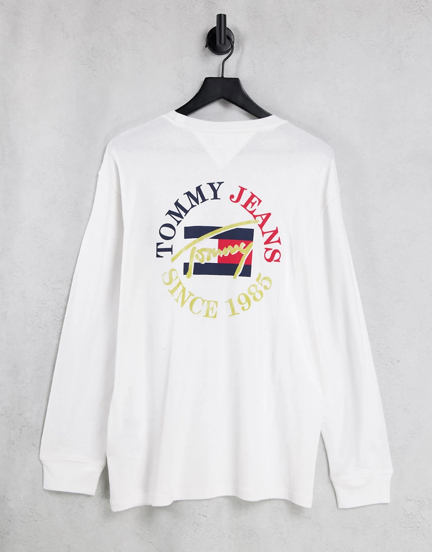 Tommy Jeans – Langärmliges Oberteil in Weiß mit rundem Vintage-Logo am Rück günstig online kaufen