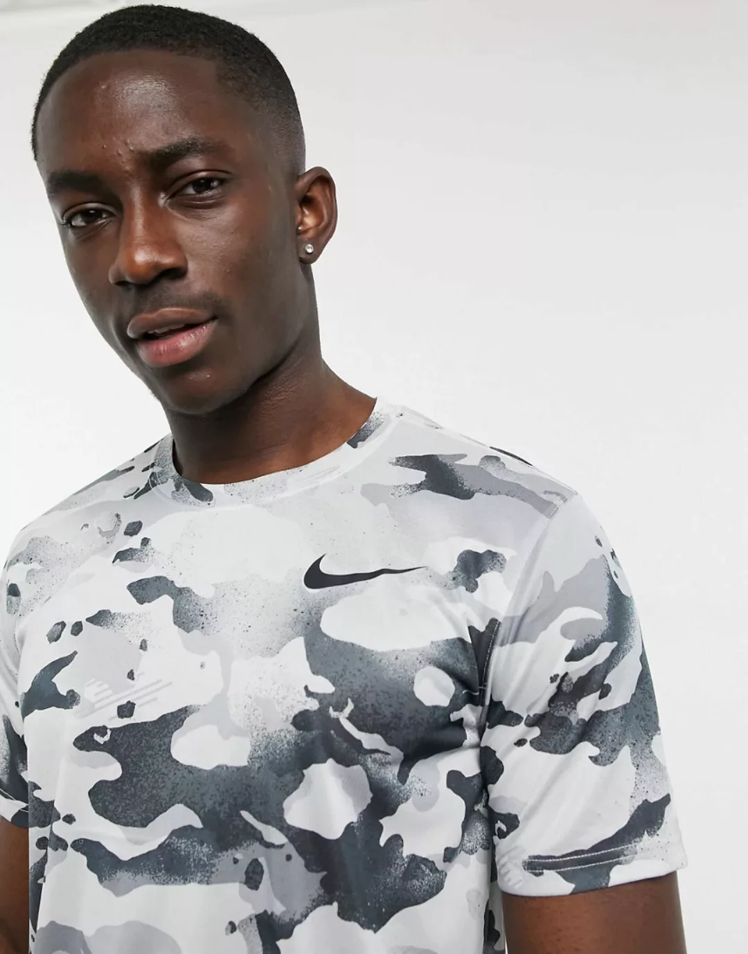 Nike Training – T-Shirt mit Military-Muster in Hellgrau günstig online kaufen