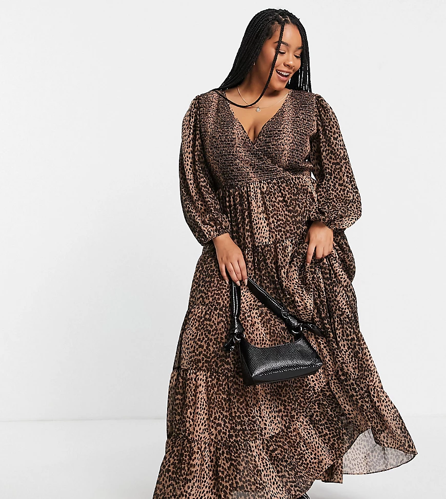 ASOS DESIGN Curve – Gesmoktes Maxikleid mit Wickeldesign, gestuftem Rock un günstig online kaufen