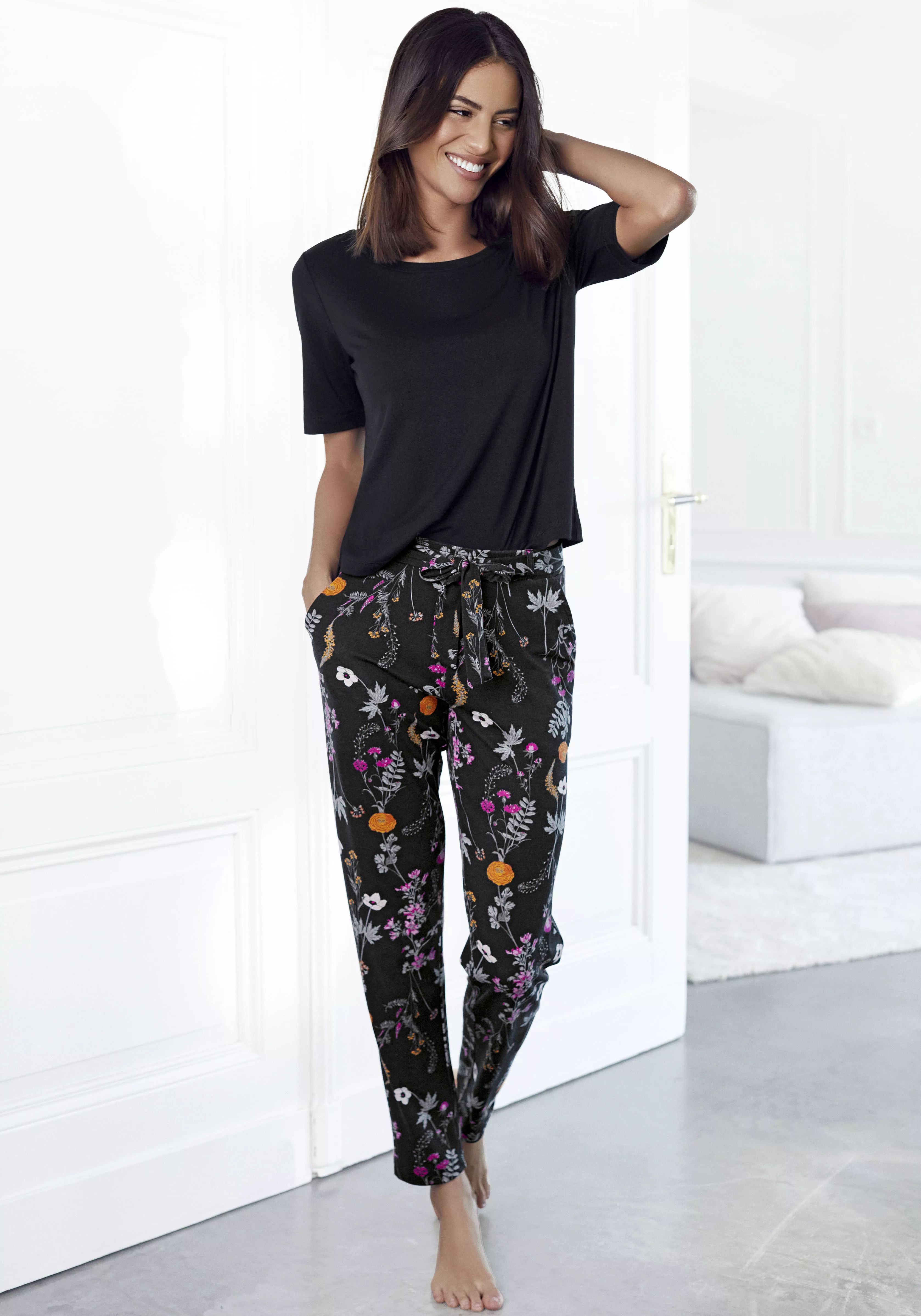 LASCANA Pyjama, (2 tlg.), mit Wildblumen Muster günstig online kaufen