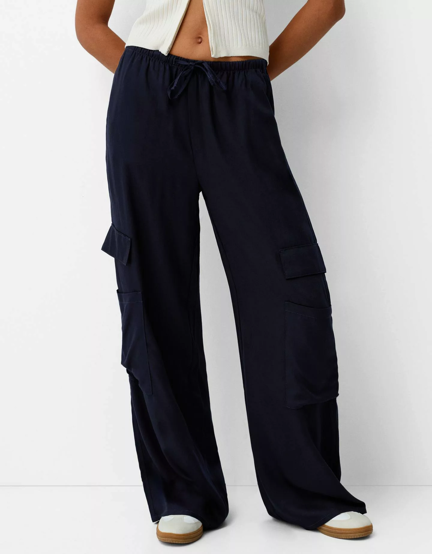 Bershka Fließende Hose Mit Seitentasche Damen Xs Dunkelblau günstig online kaufen