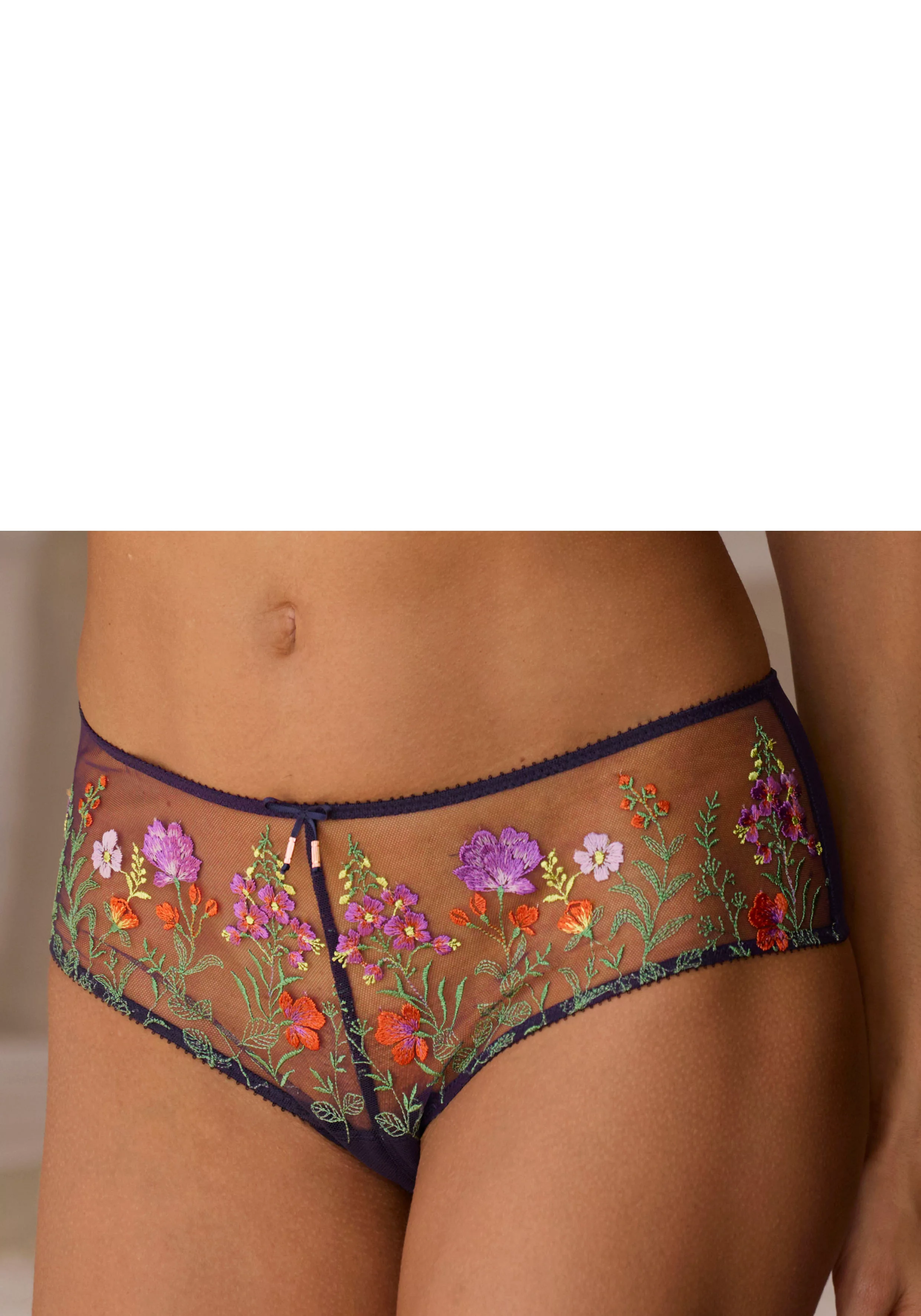 LASCANA Stringpanty "Maria", mit bunten Blumen aus Stickereispitze günstig online kaufen