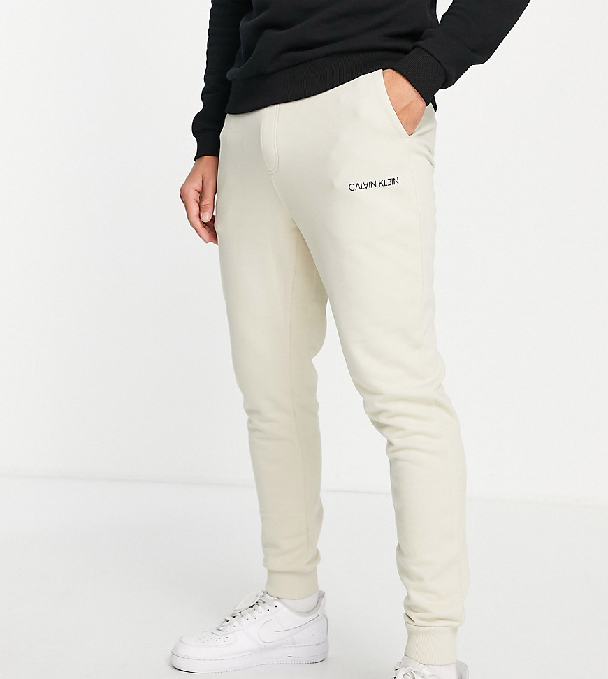 Calvin Klein – ASOS Exclusive – Jogginghose in Stein mit spiegelverkehrtem günstig online kaufen