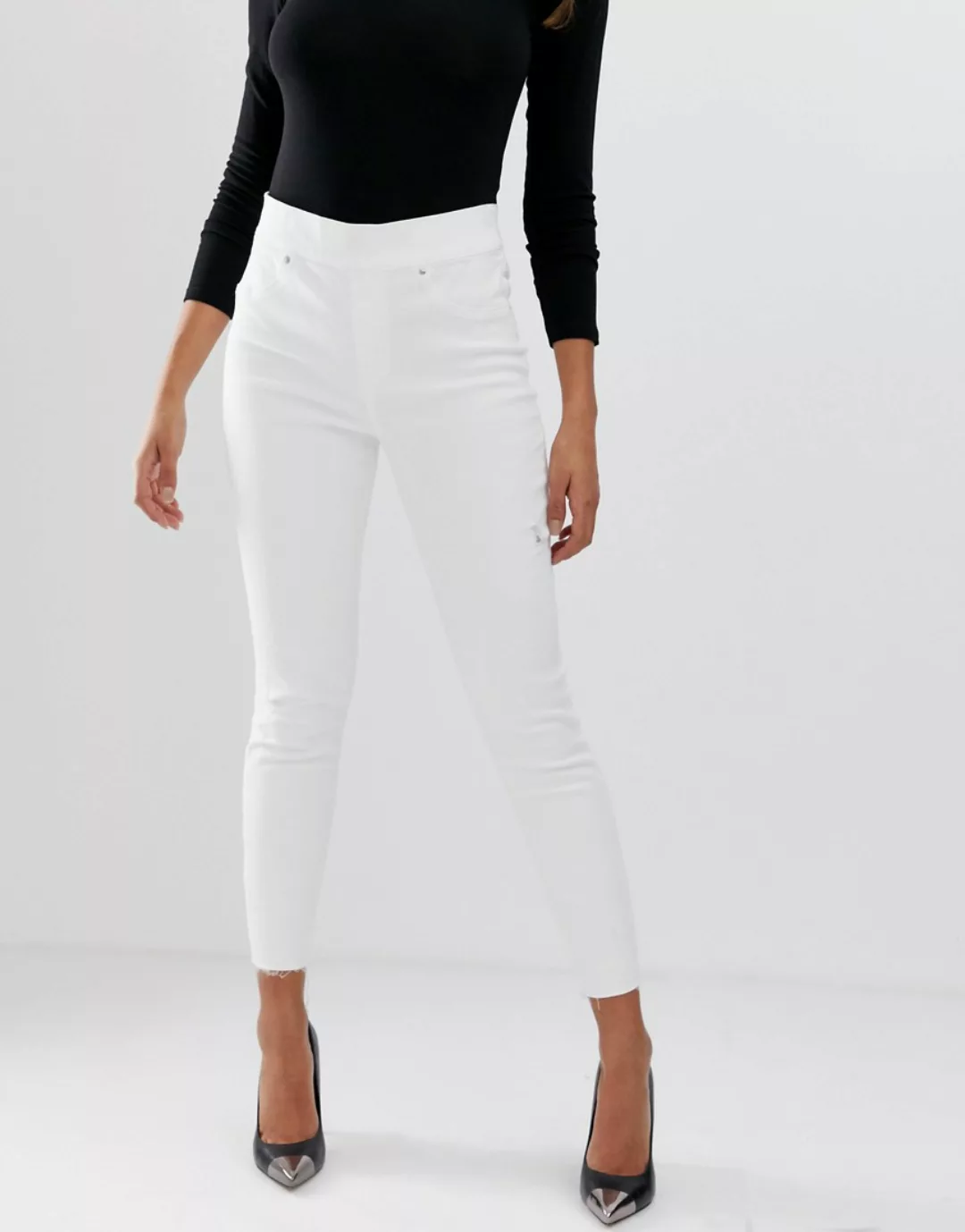 Spanx – Formende und anhebende, enge Jeans mit Abnutzungserscheinungen-Weiß günstig online kaufen