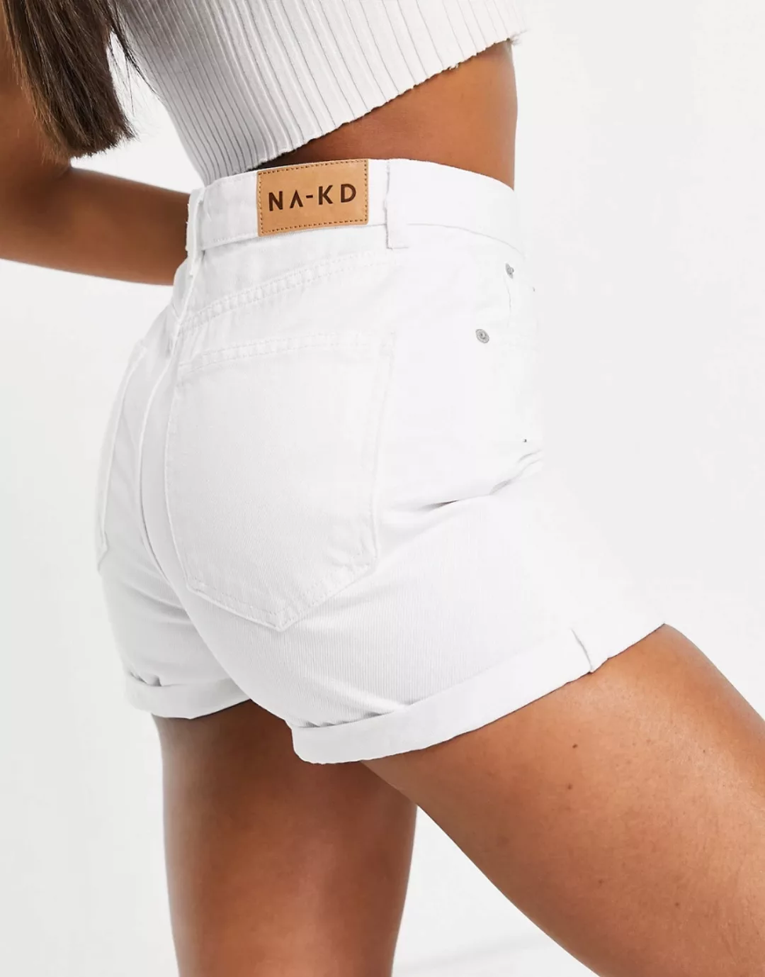 NA-KD – Mom-Jeansshorts aus Bio-Baumwolle mit Gürtel und umgeschlagenem Sau günstig online kaufen