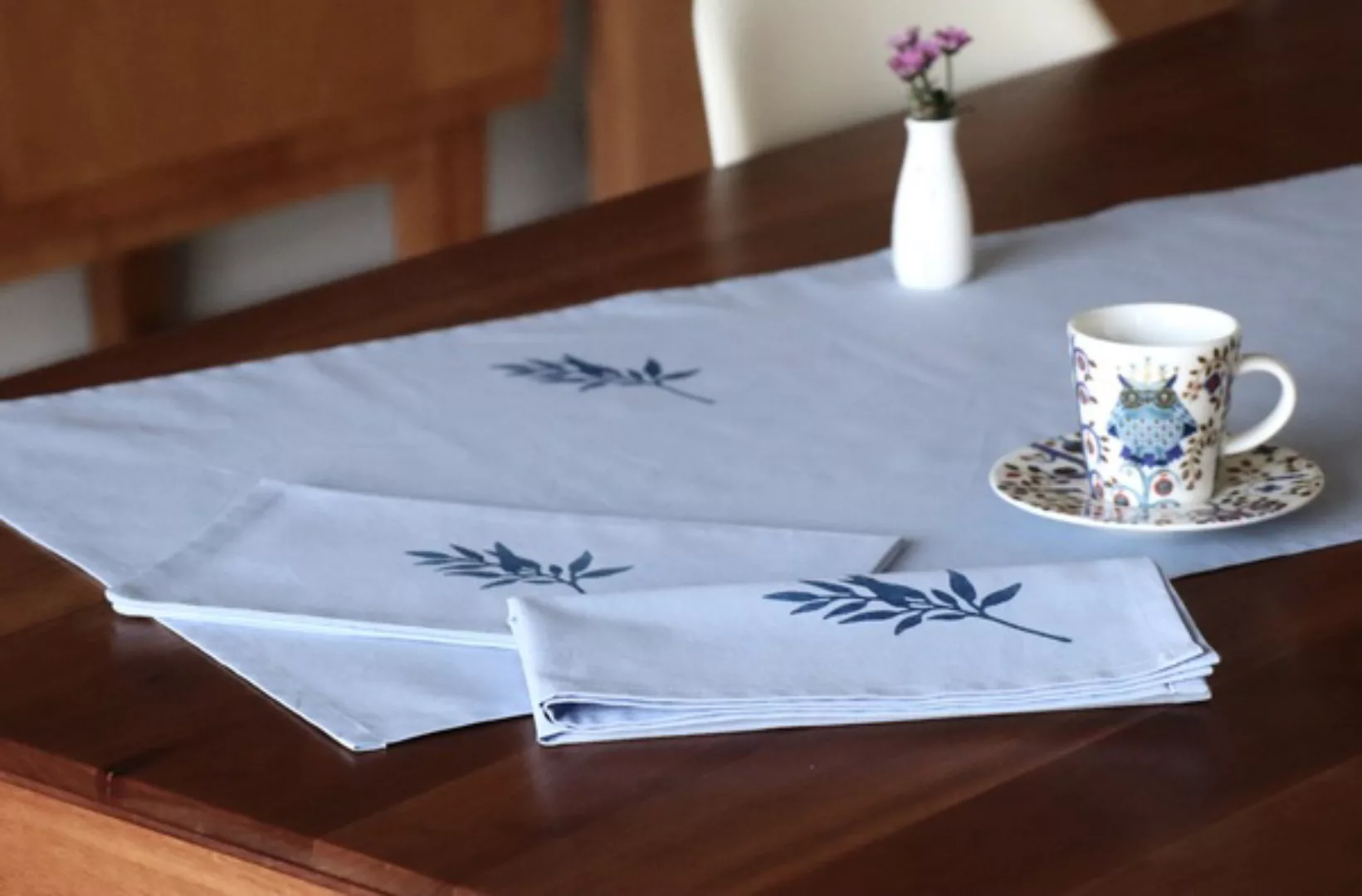 Tischläufer "Blaue Blume" Handbedruckt günstig online kaufen
