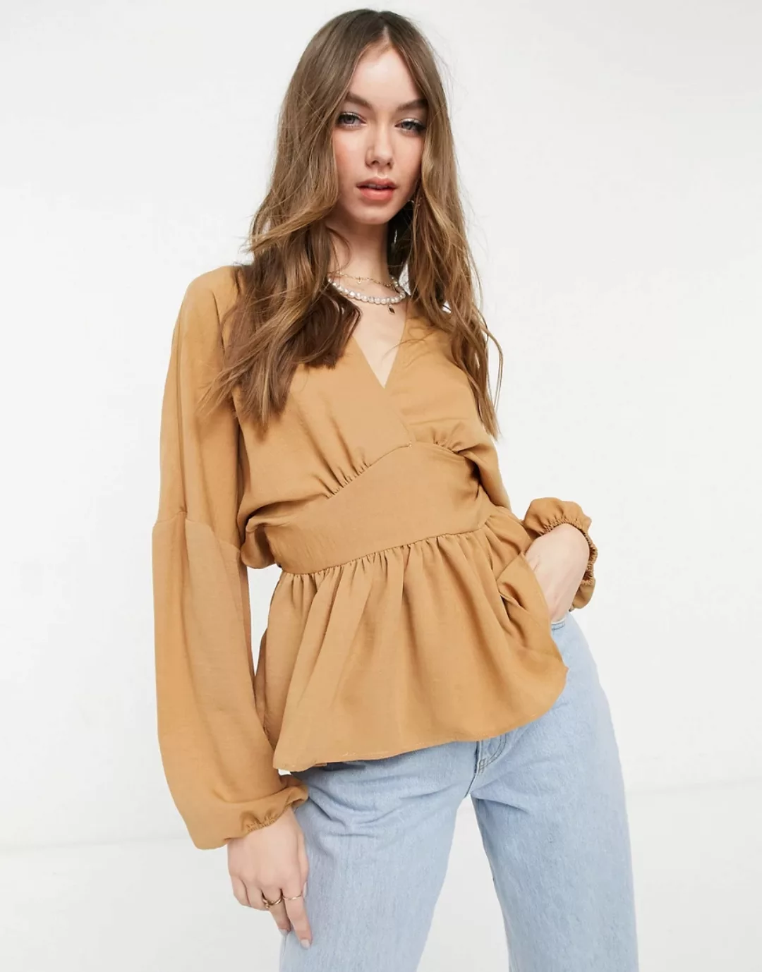 ASOS DESIGN – Langärmliges Oberteil in Camel mit Wickeldesign vorne-Braun günstig online kaufen