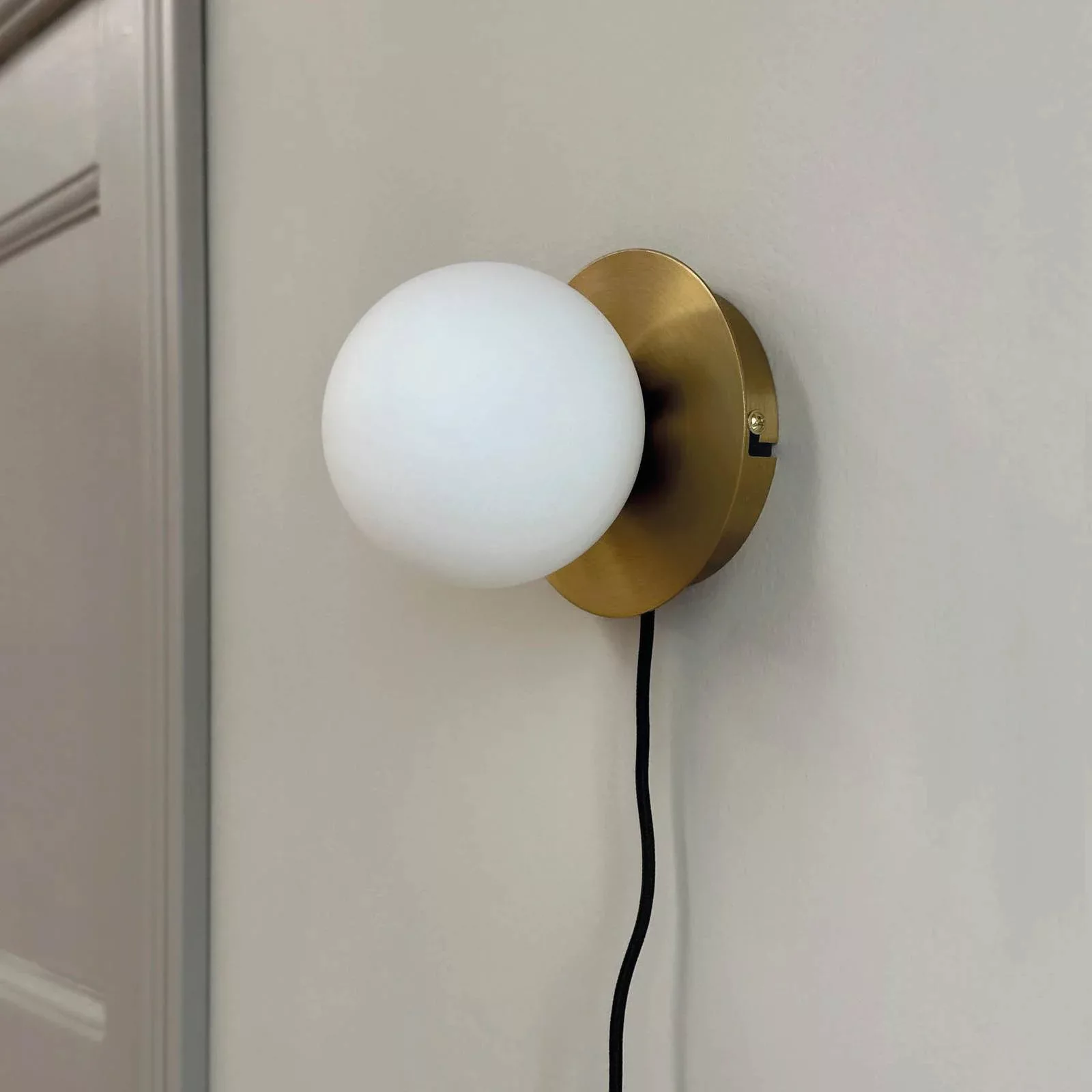 Dyberg Larsen Wandlampe Sia, opal/messingfarben, Ø 12 cm günstig online kaufen