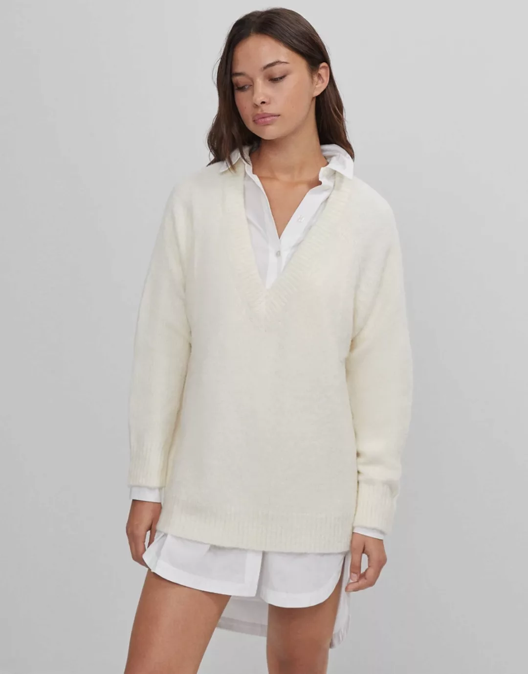 Bershka – Flauschiger Pullover mit V-Ausschnitt in Weiß günstig online kaufen