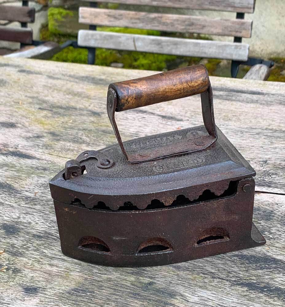 Altes Bügeleisen mit Holzgriff Eisen Vintage Antik-Stil Deko Kohle-Bügeleis günstig online kaufen