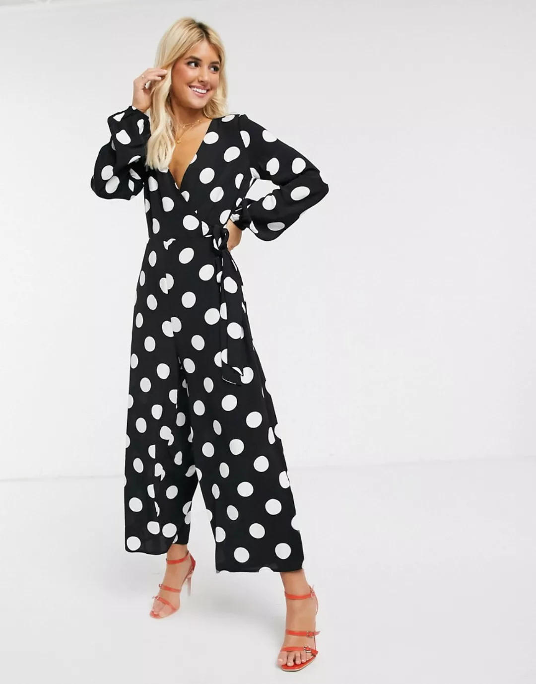 ASOS DESIGN – Schwarz-Weiß gepunkteter Wickeljumpsuit mit Bindedetail-Mehrf günstig online kaufen