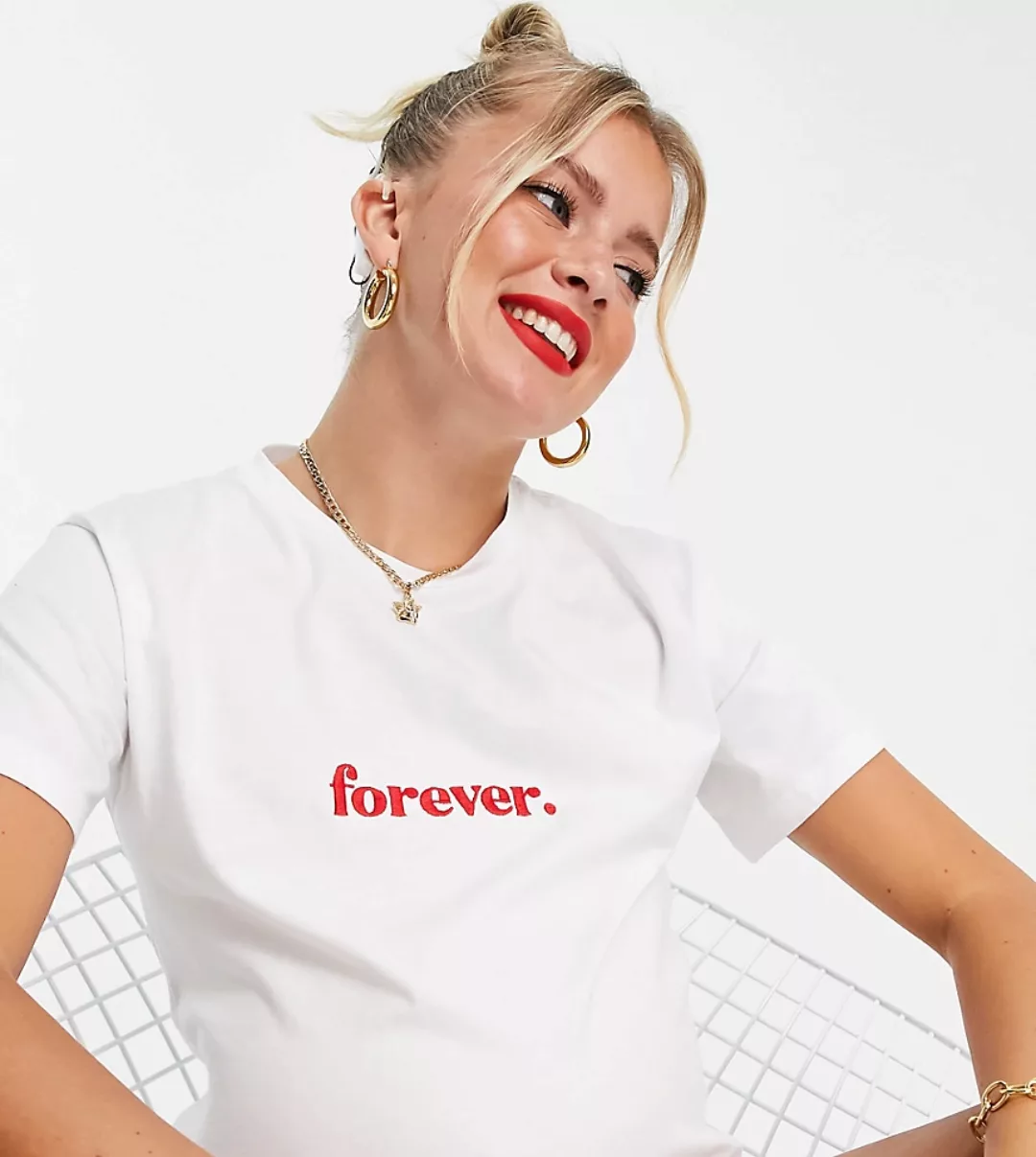 ASOS DESIGN Maternity – Besticktes T-Shirt mit „Forever“-Print in Weiß günstig online kaufen