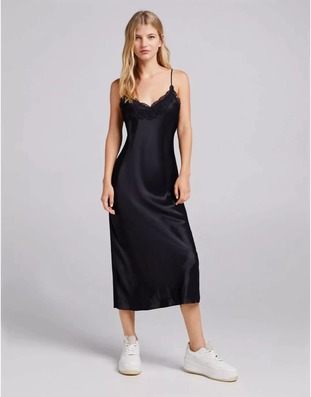 Bershka – Midikleid aus Satin in Schwarz mit Spitzenbesatz günstig online kaufen